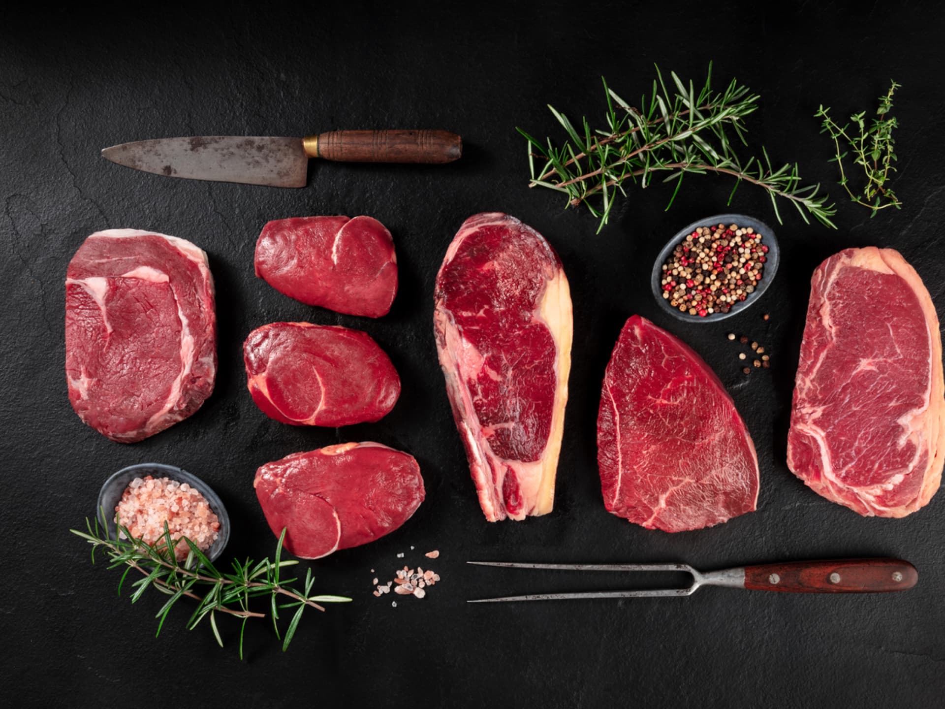 Die Carnivore Ernährung setzt unter anderem auf viel rotes Fleisch. 