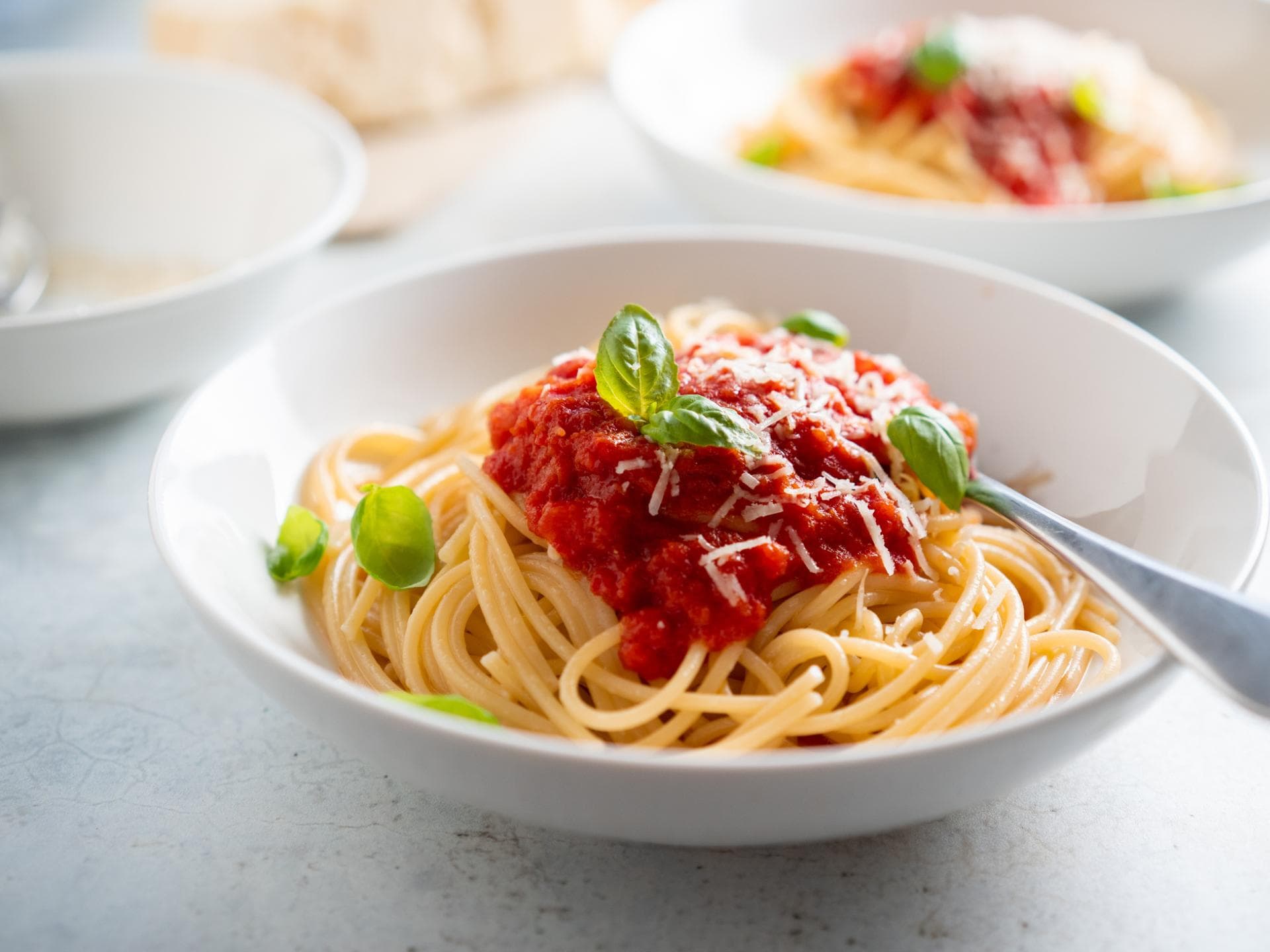 Zwei Teller Pasta mit Tomatensoße