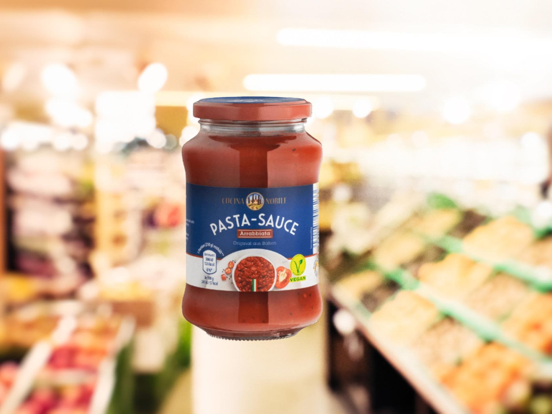 Pastasoße vor Supermarkthintergrund