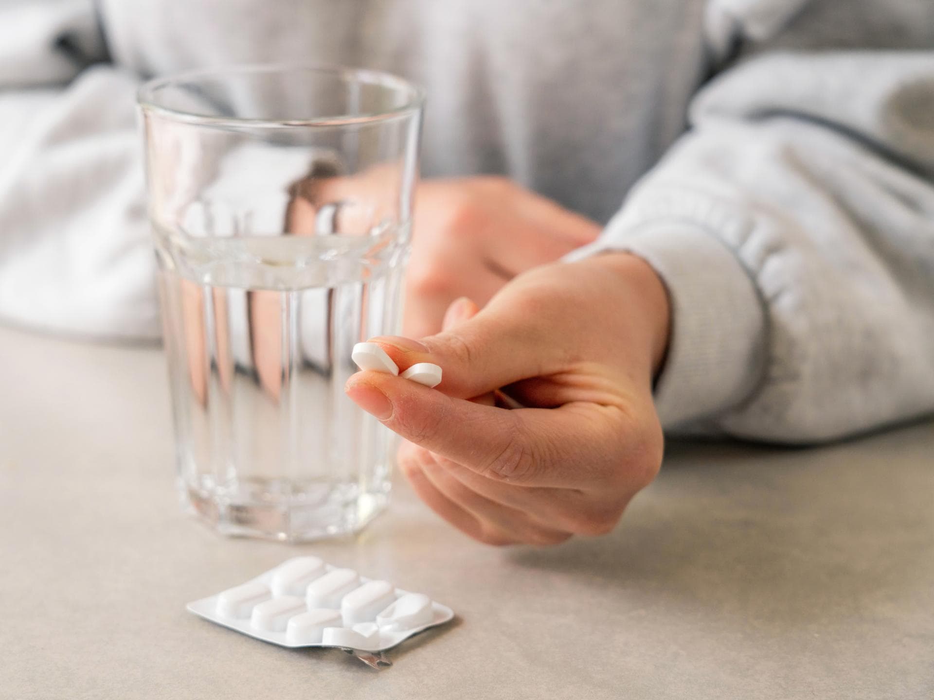 Hand mit zwei Ibuprofen darin Hand mit zwei Ibuprofen darin