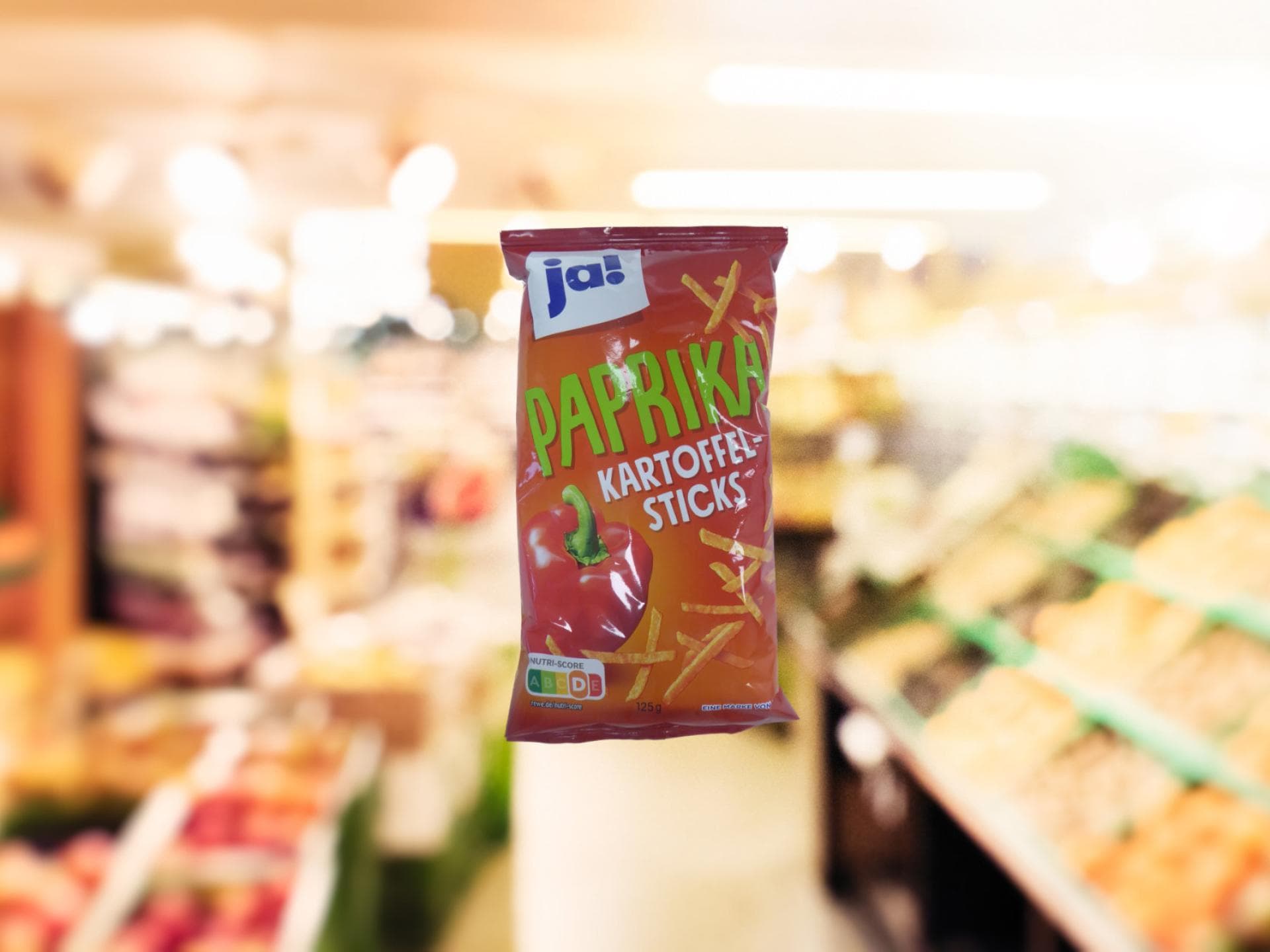 Kartoffelsticks vor Supermarkthintergrund