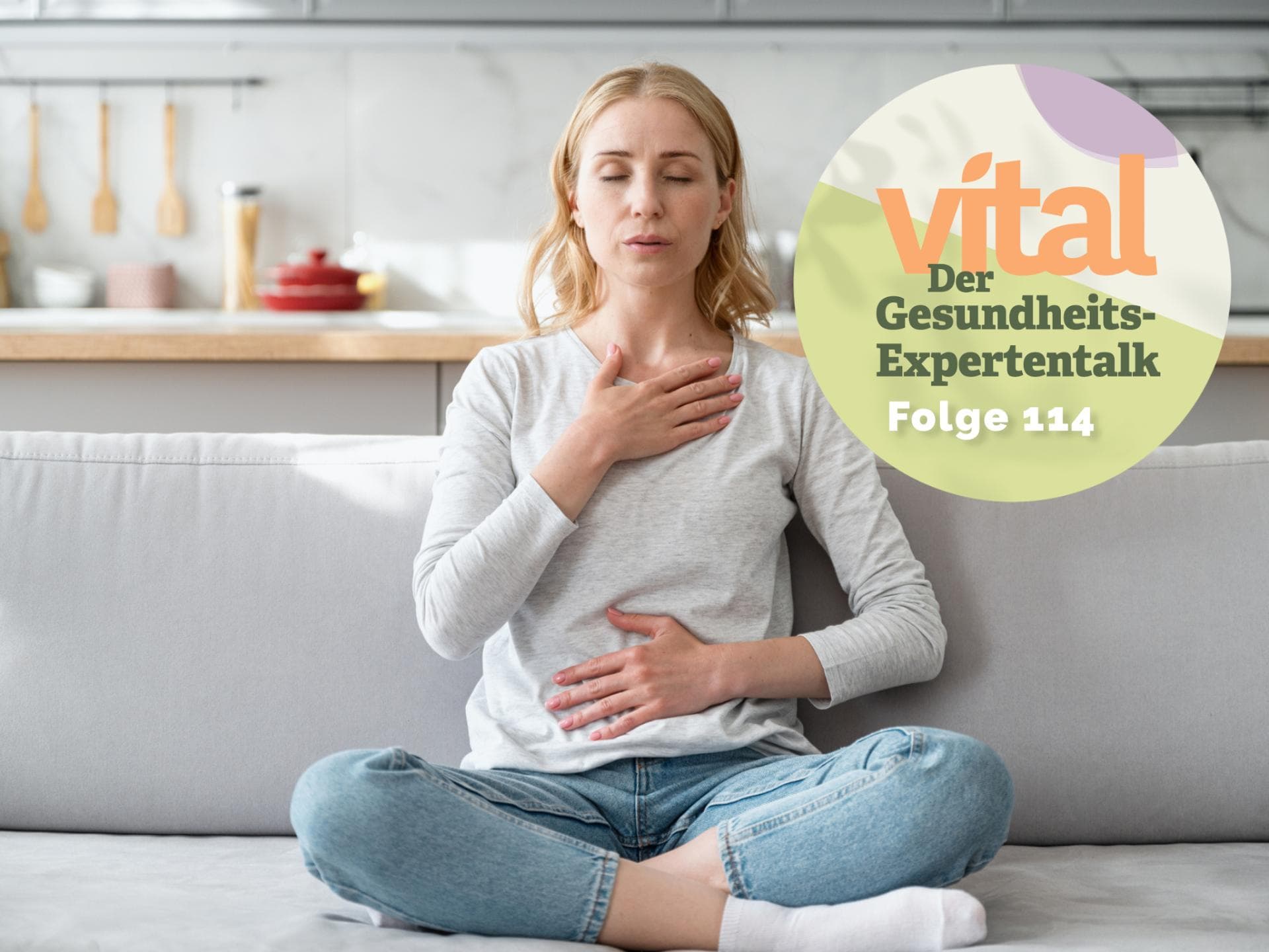 Frau macht beruhigende Atemübungen