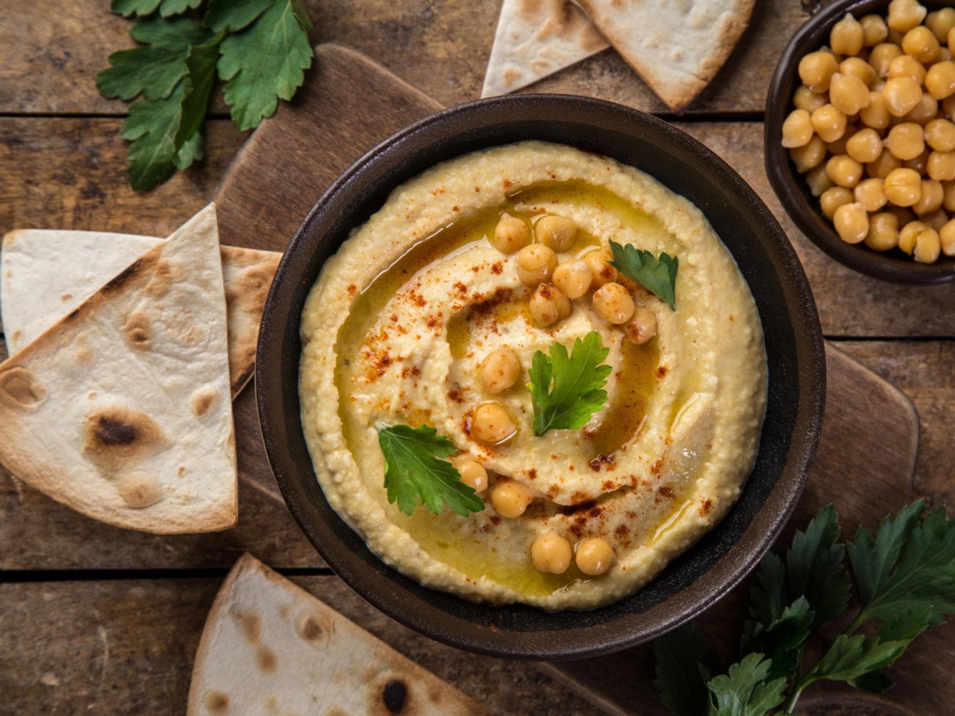 Schüssel mit Hummus und Kichererbsen