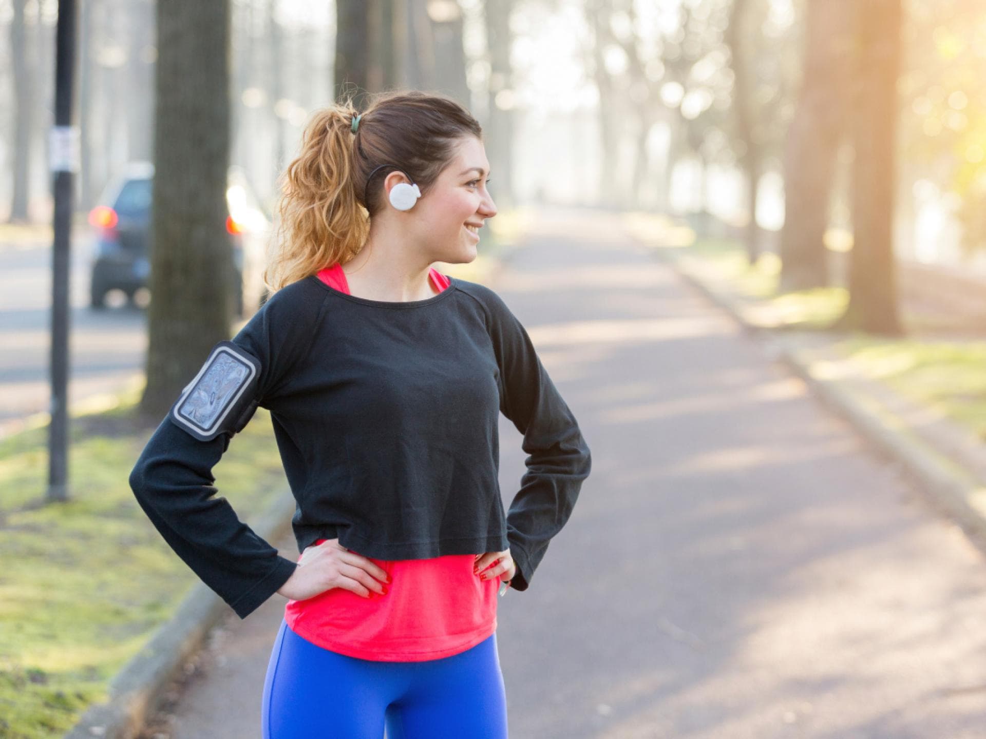 Frau joggt morgens