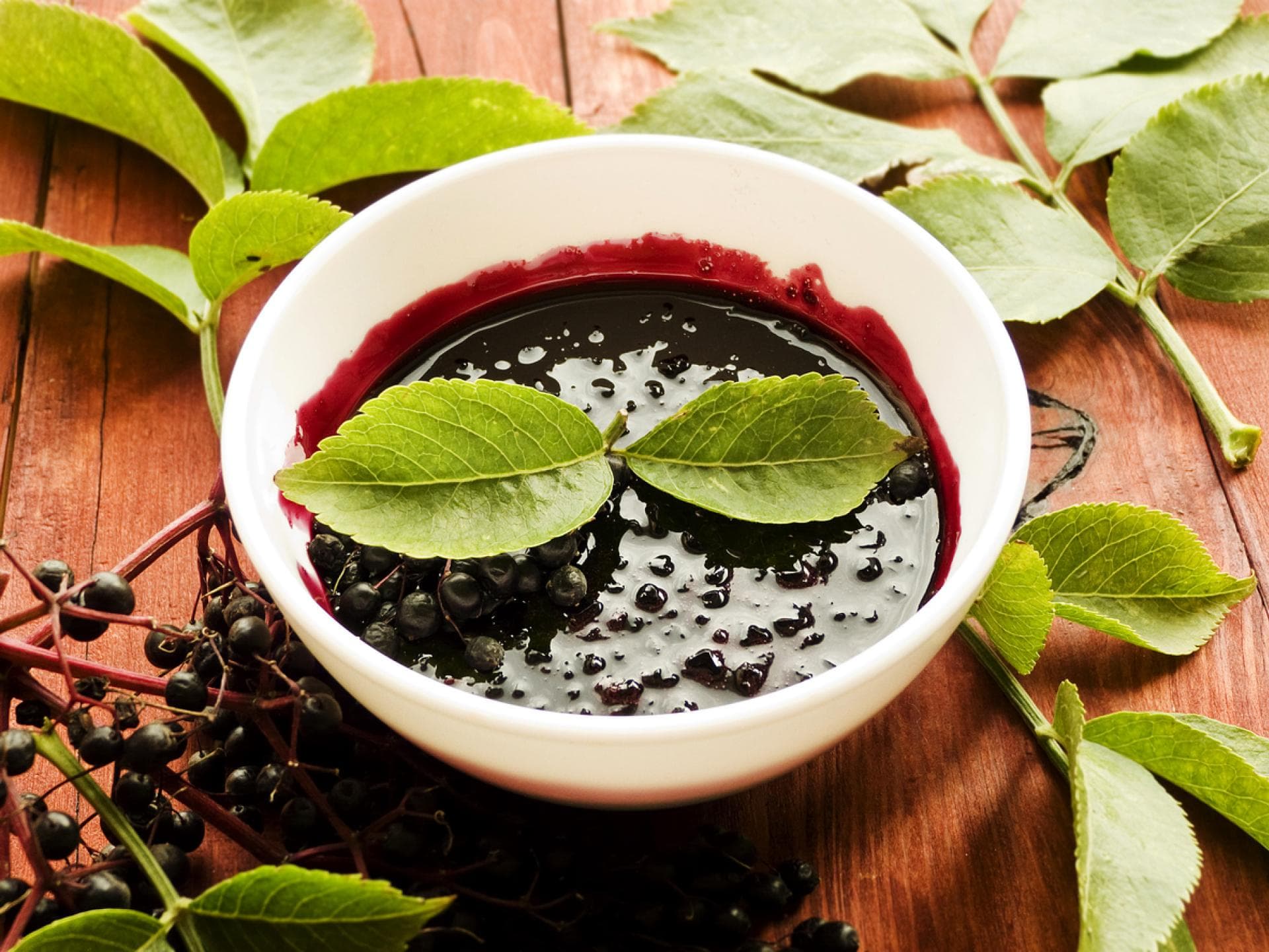 Holunderbeeren enthalten eine Vielzahl von Vitaminen und Mineralstoffen. Holunderbeeren enthalten eine Vielzahl von Vitaminen und Mineralstoffen.
