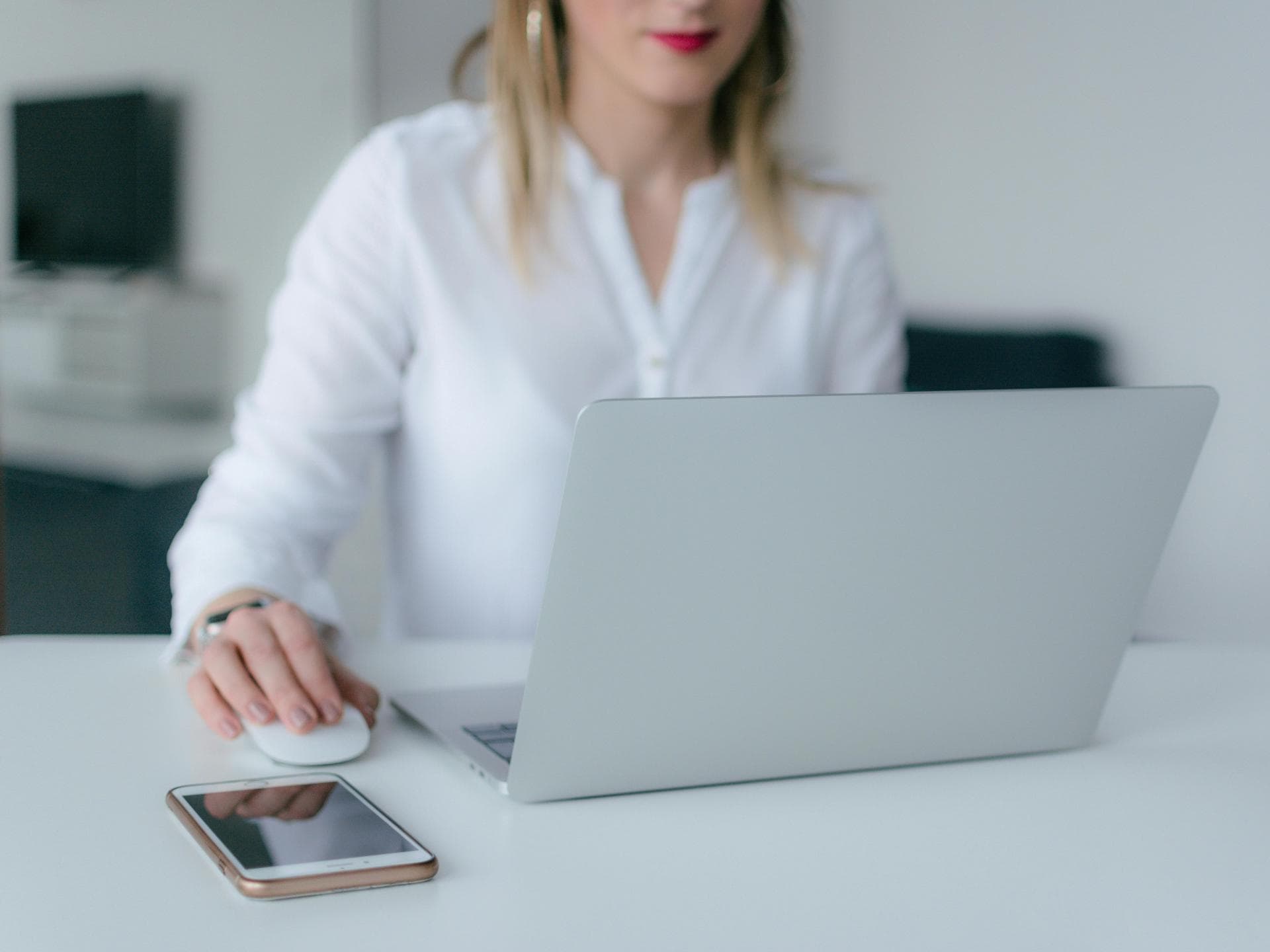 Blonde Frau sitzt am Computer