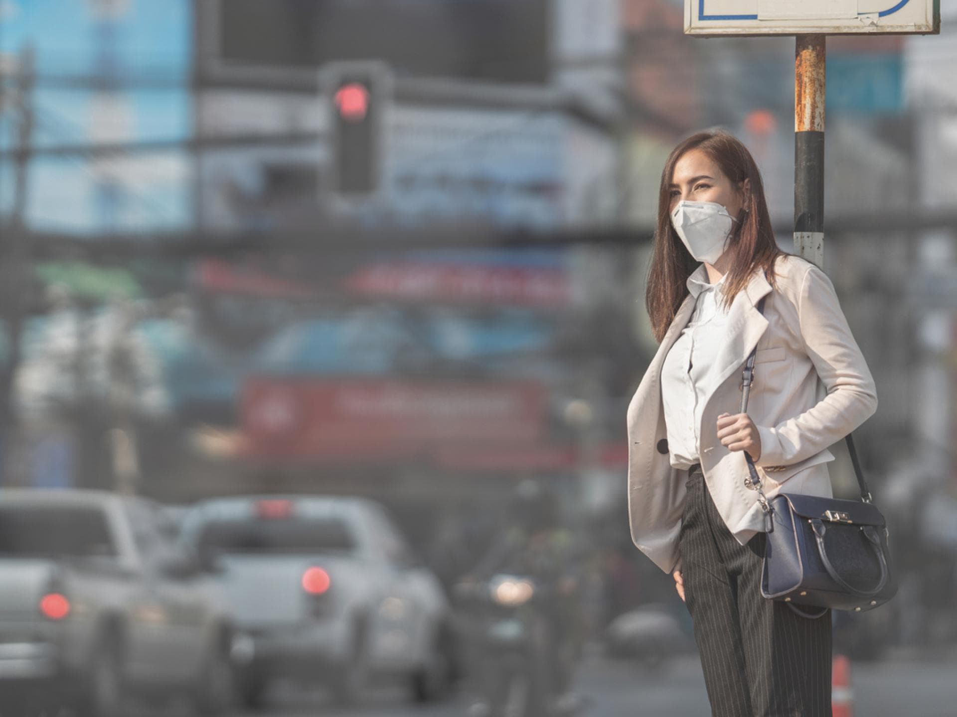 Frau mit Maske in der Stadt