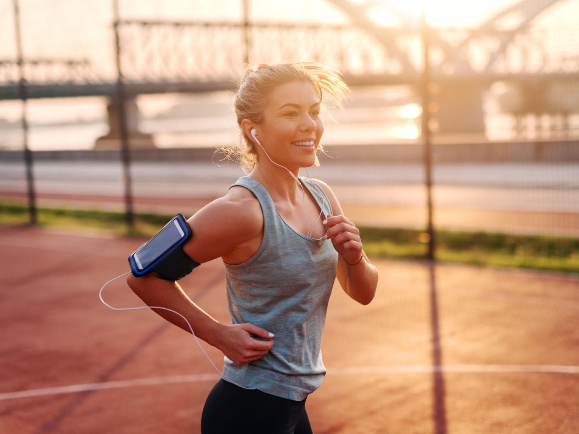Eine Frau joggt morgens
