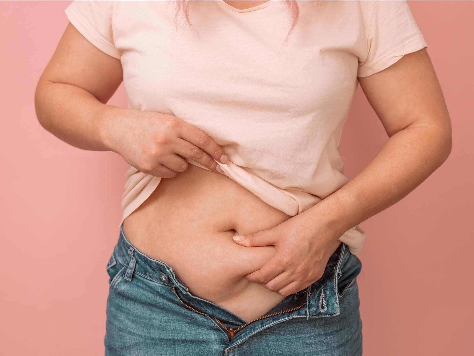 Eine Frau fässt ihren Bauch an
