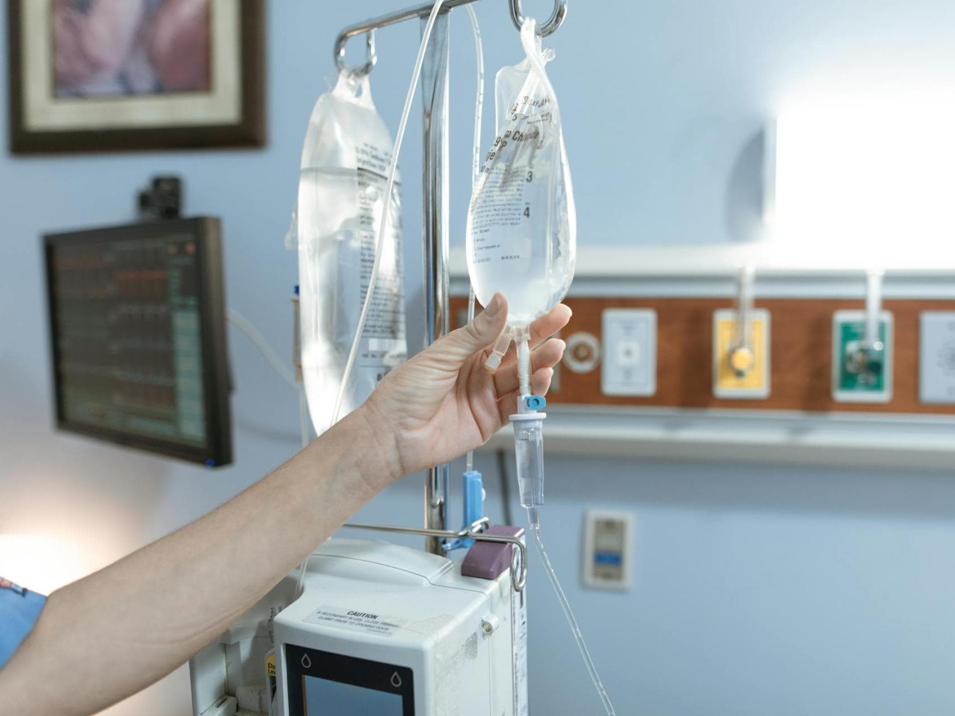 Hand hält einen Infusionsbeutel im Krankenhaus Hand hält einen Infusionsbeutel im Krankenhaus