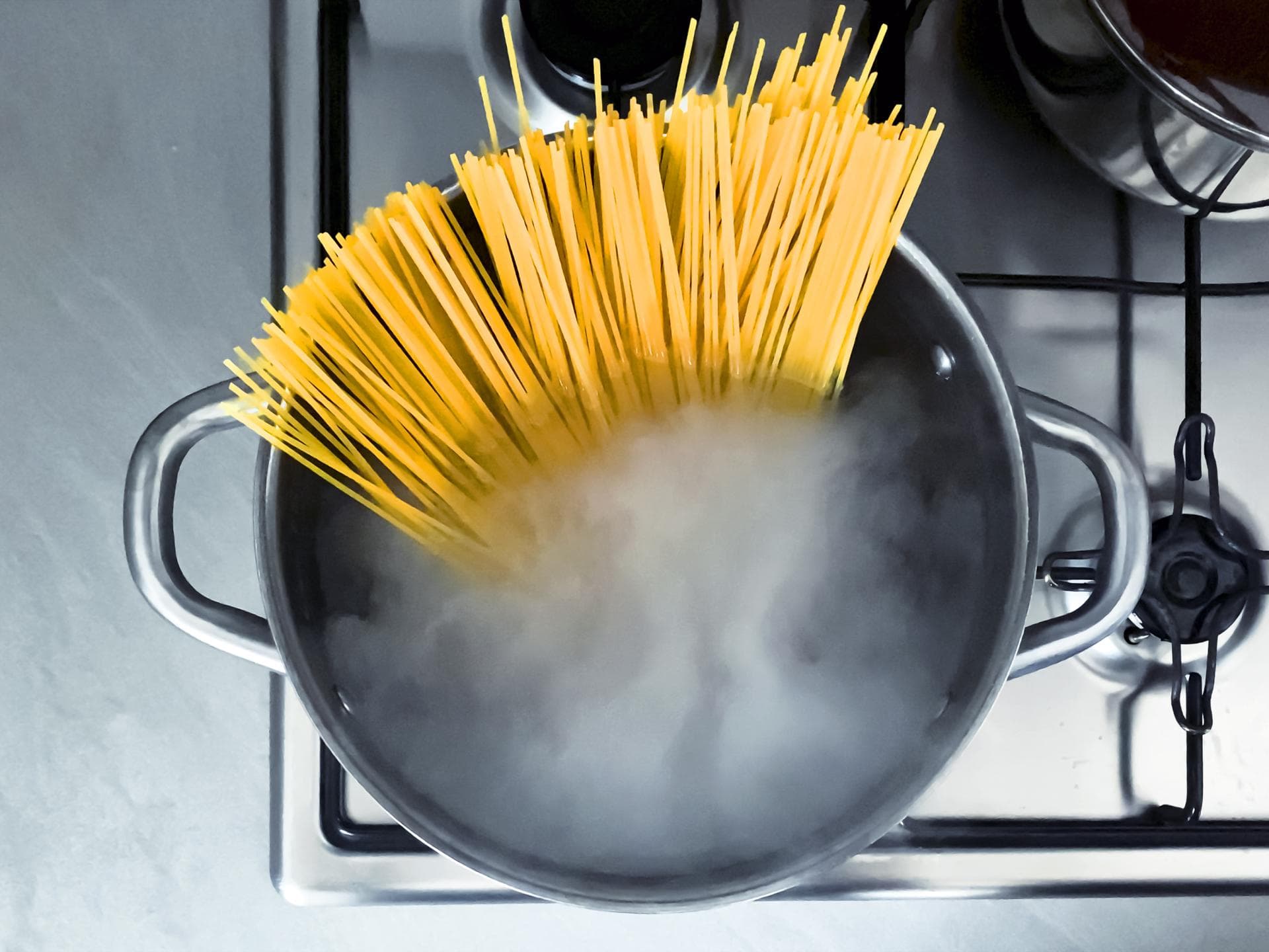 Nudeln kochen im Topf