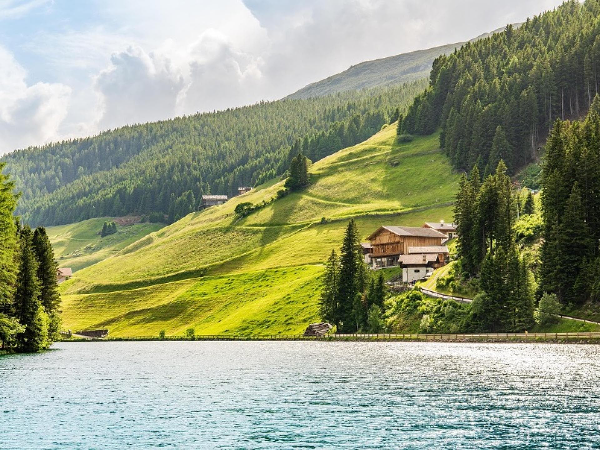 Ein See in den Bergen