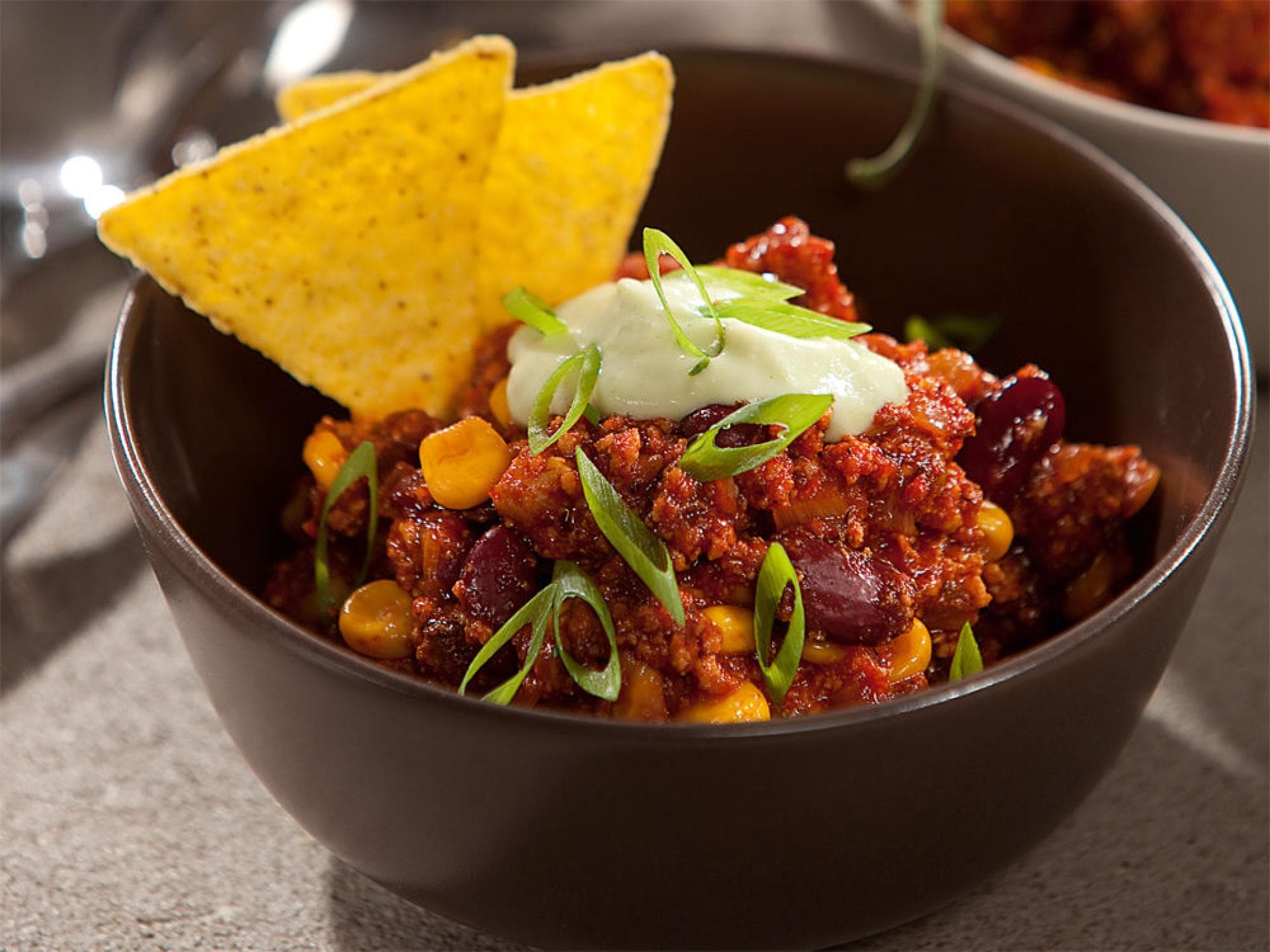 Chili mit Avocado-Joghurt-Topping