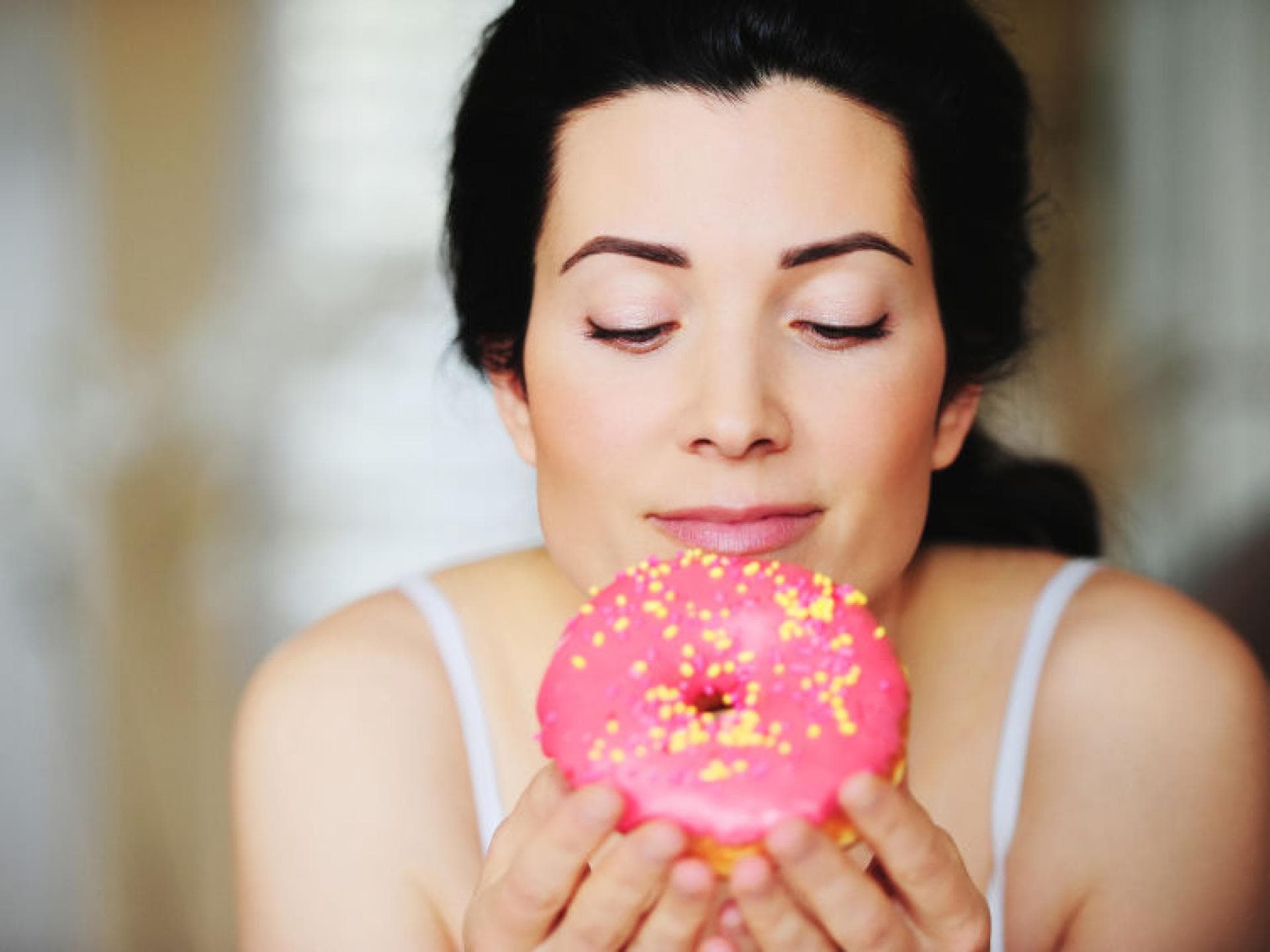 Frau mit Donut