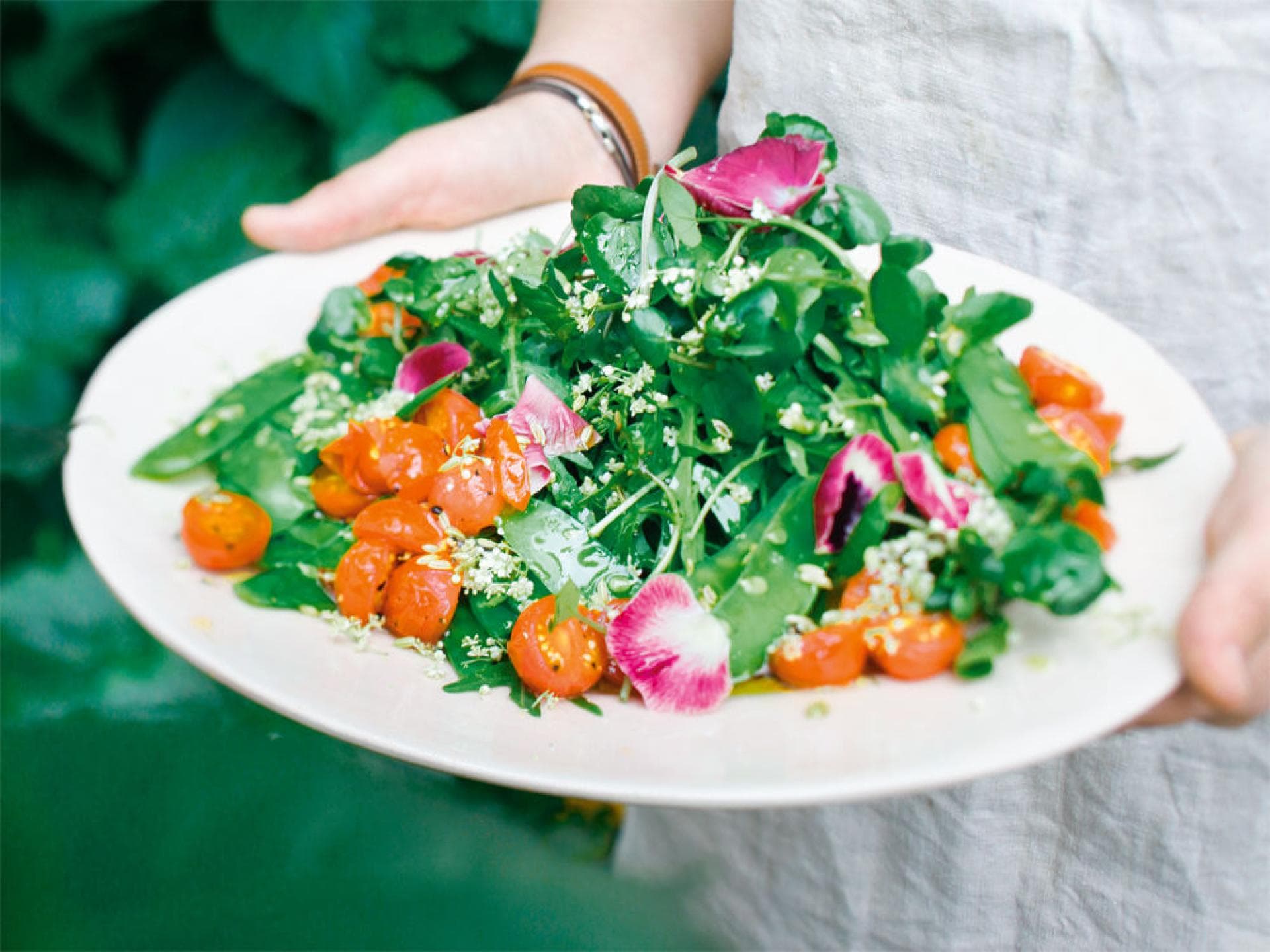 Frühlingssalat mit Holunderblüten-Dressing