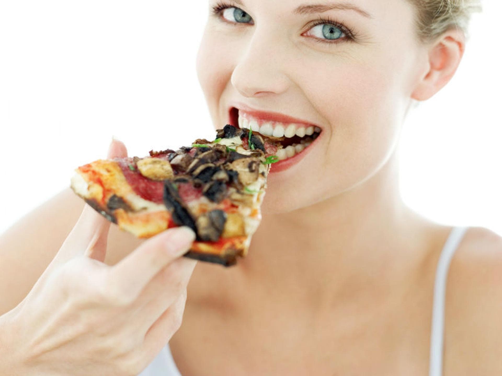 Frau isst Pizza