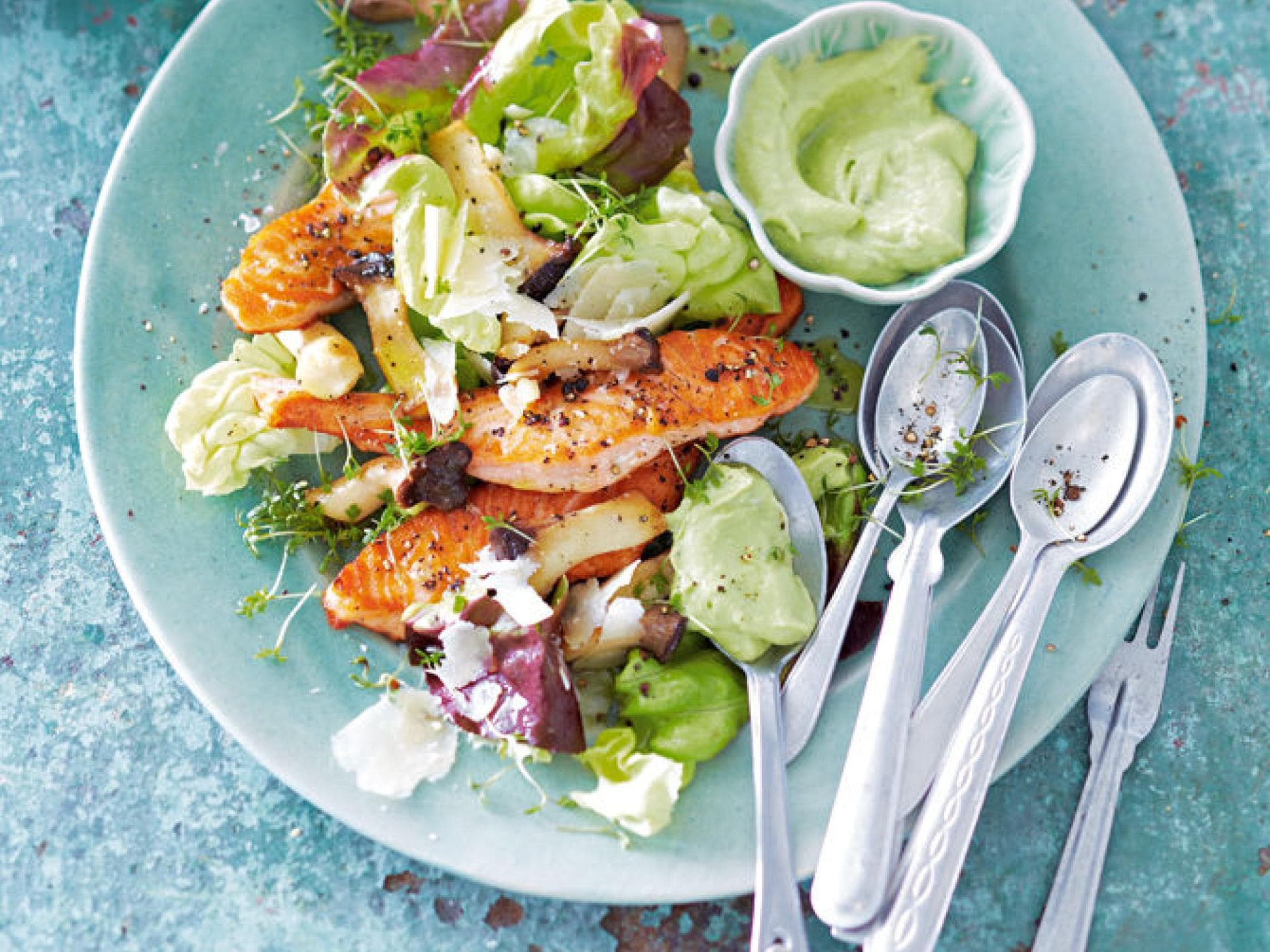 Lauwarmer Pilz-Salat mit Avocado-Dressing