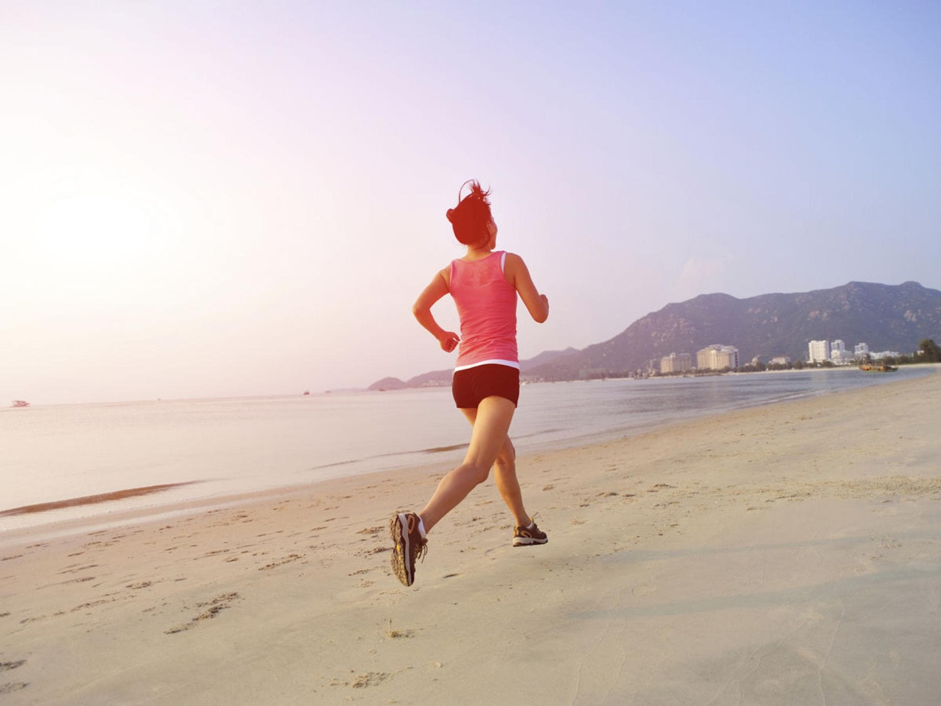 Frau joggt am Strand Frau joggt
