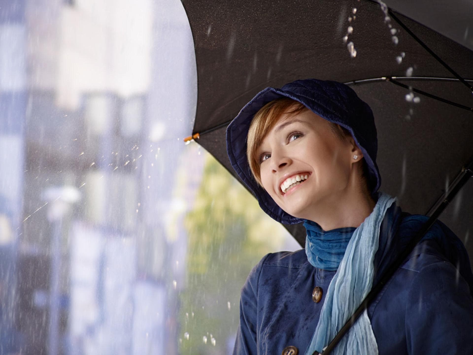 Frau mit Regenschirm