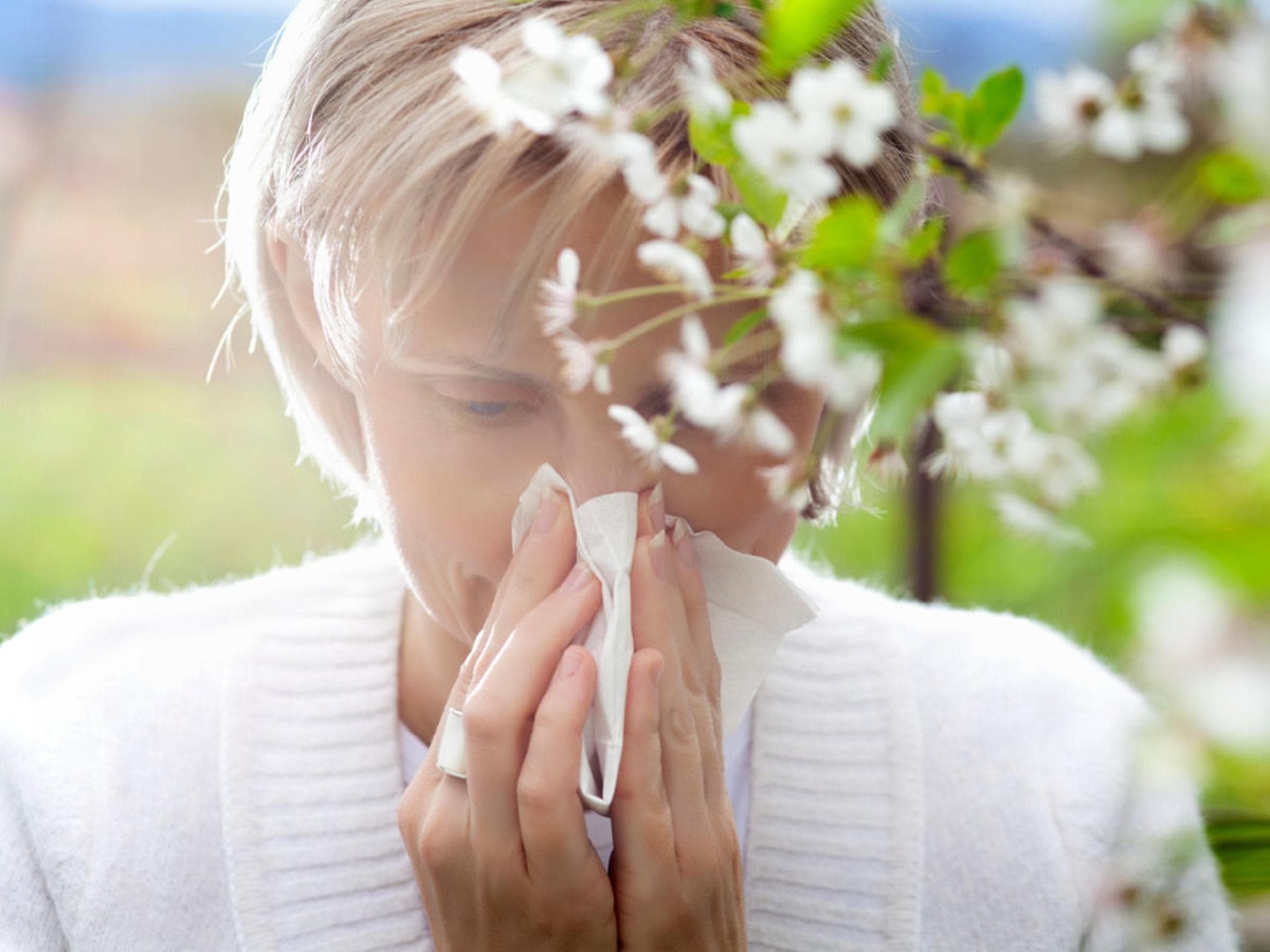 Frau leidet unter allergischem Asthma.