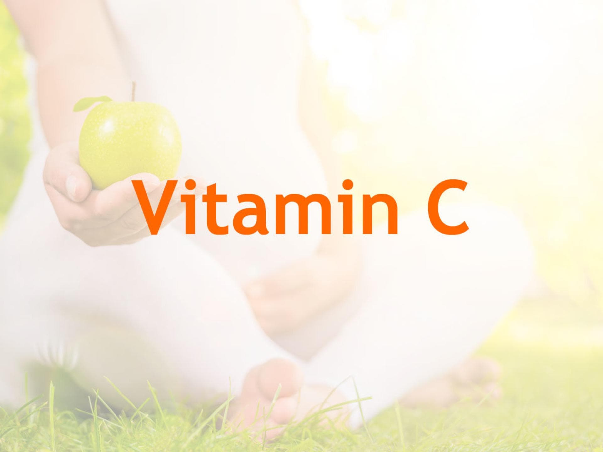 schwangere Frau mit Apfel Vitamine in der Schwangerschaft