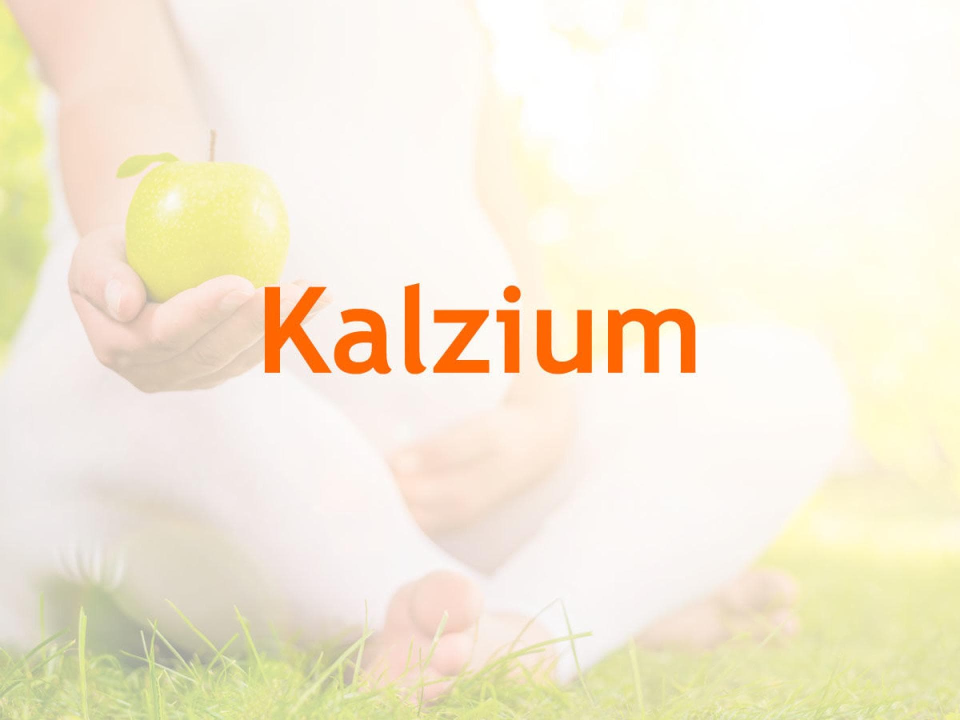 schwangere Frau mit Apfel Vitamine in der Schwangerschaft
