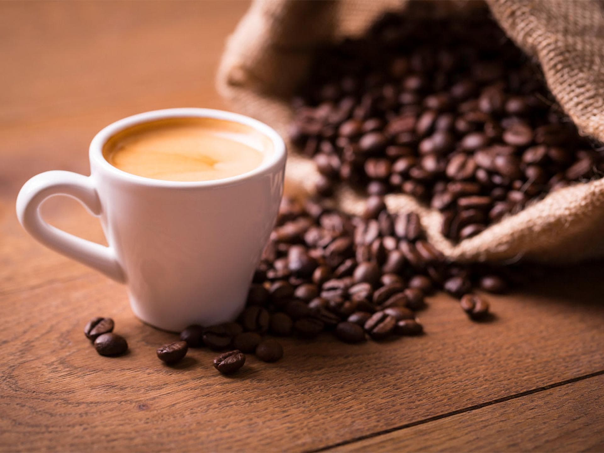 Kaffeetasse und Kaffeebohnen