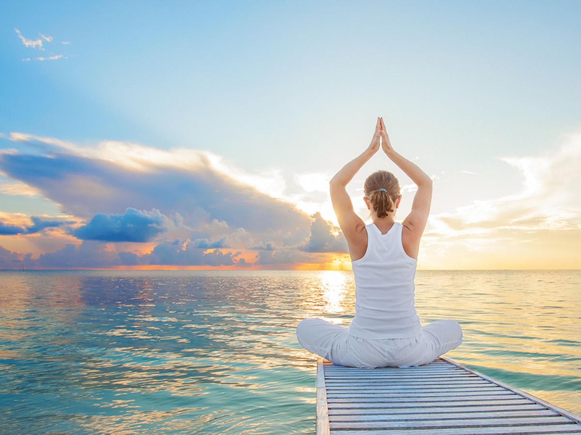 Selbst in Entspannungssituationen schwirren die Gedanken an alle noch zu erledigenden Aufgaben im Kopf herum. Yoga Asanas gegen Stress