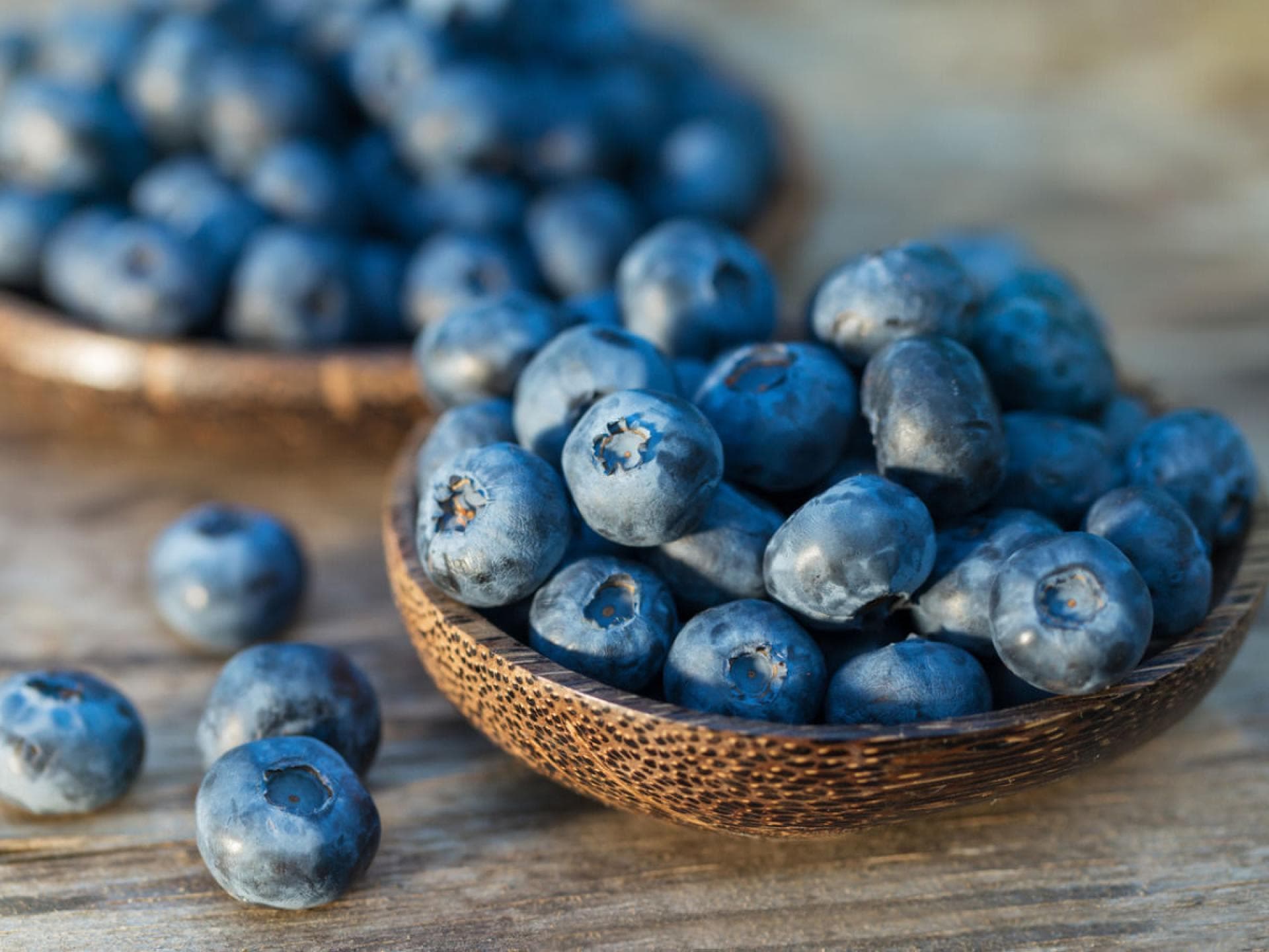 Im Vergleich zu vielen anderen Früchten haben Heidelbeeren relativ wenige Kalorien.