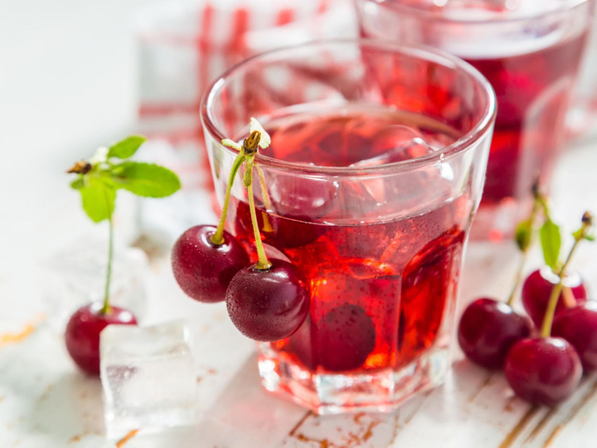 Ein Glas Kirschsaft mit Kirschen