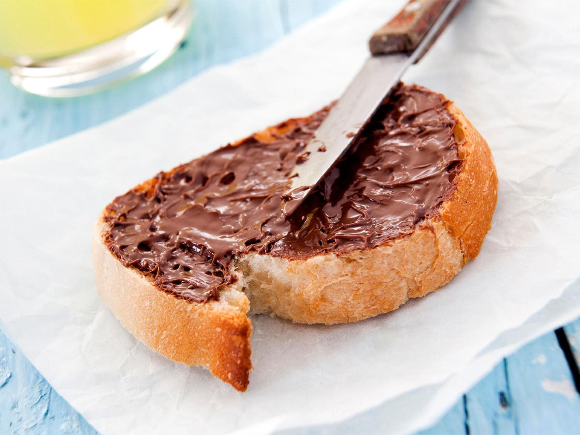 Weißbrot mit Nuss-Nougat-Creme Weißbrot mit Nuss-Nougat-Creme
