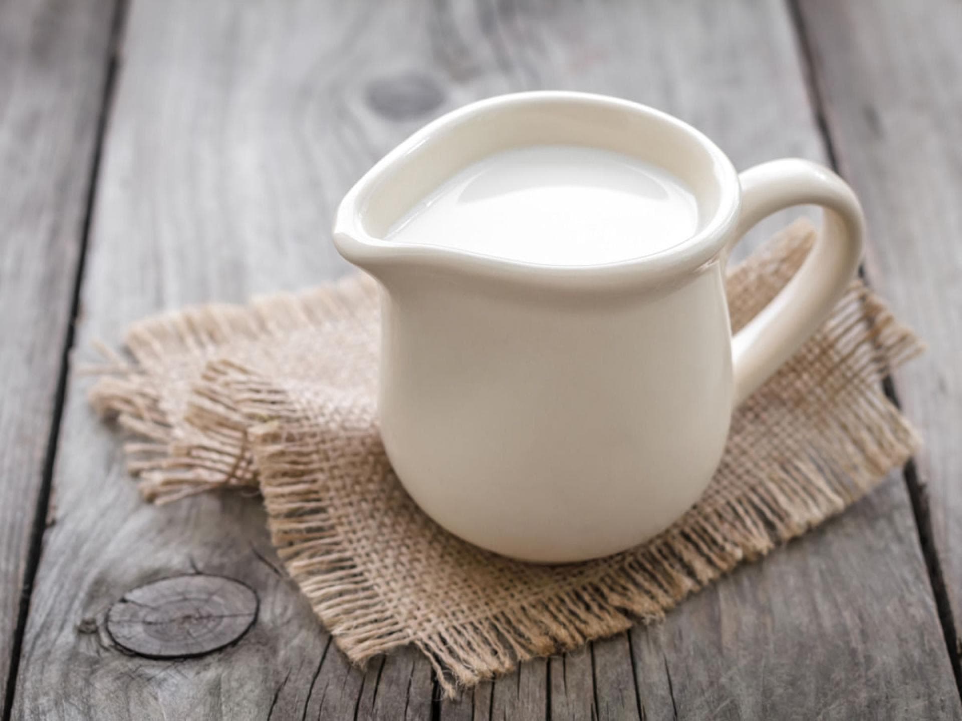 Frische Milch in Kanne Frische Milch in Kanne