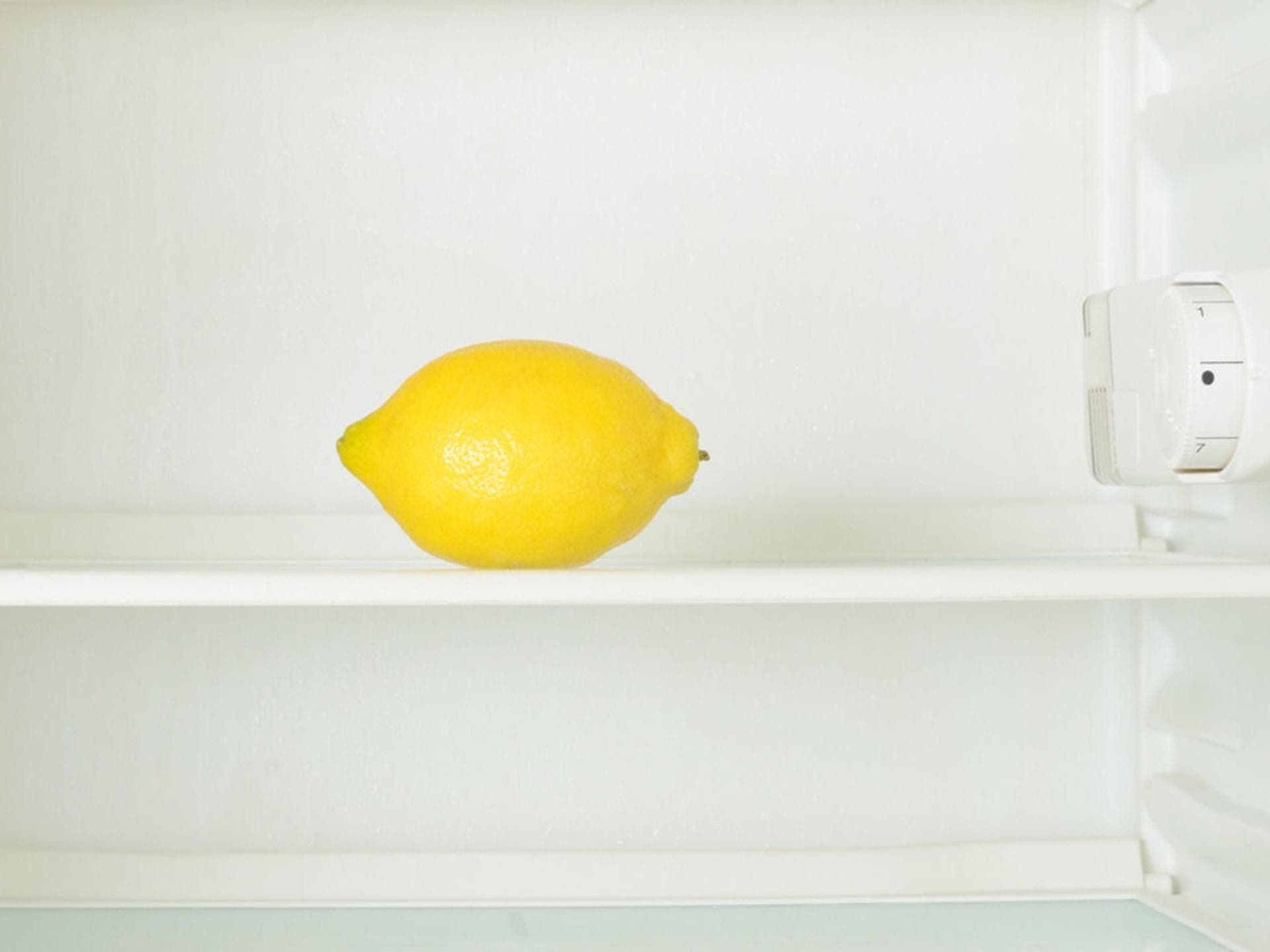 Zitronensaft um Kühlschrank sauber zu machen