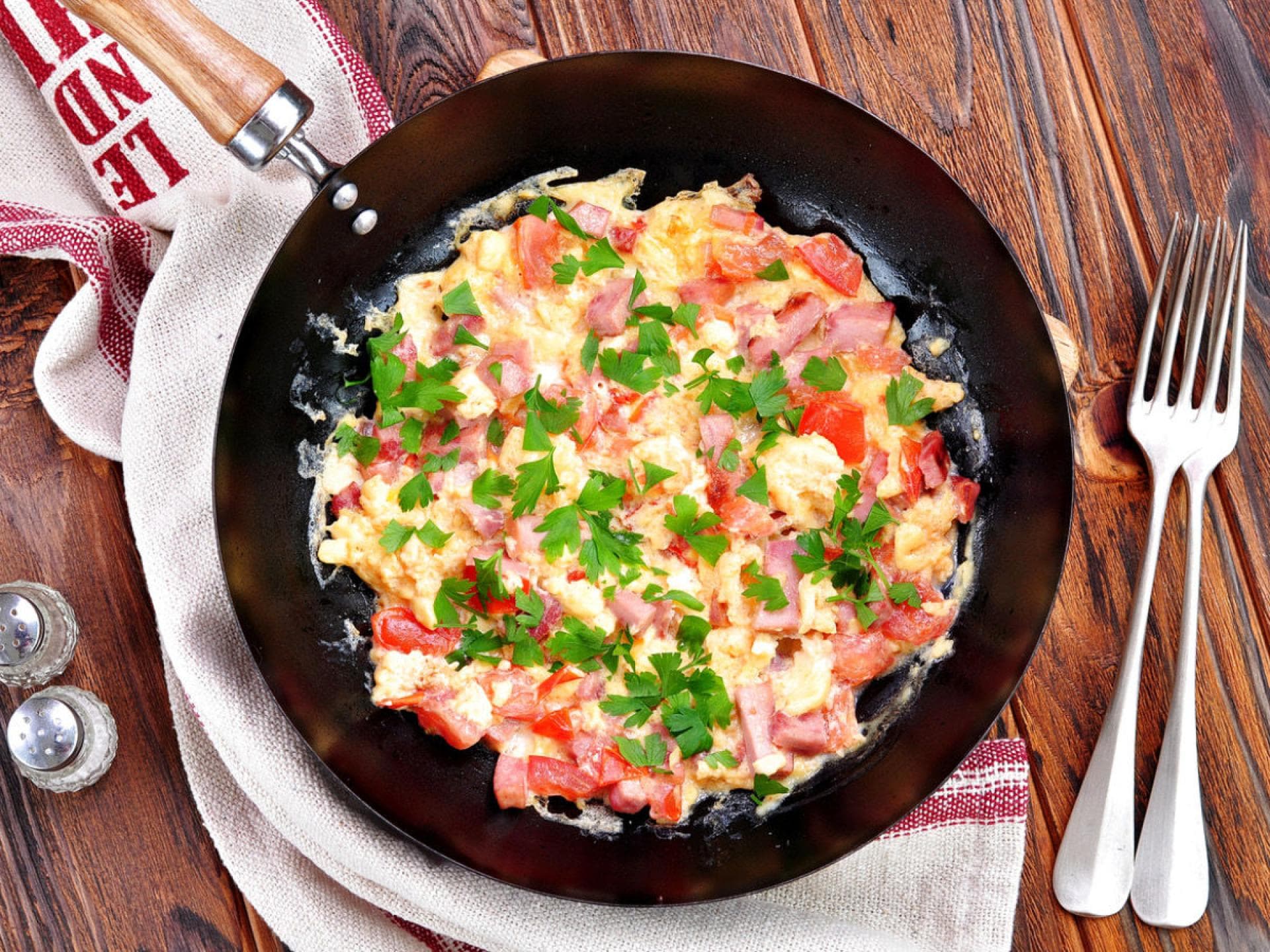 Kräuterrührei mit Tomaten und Schinken 