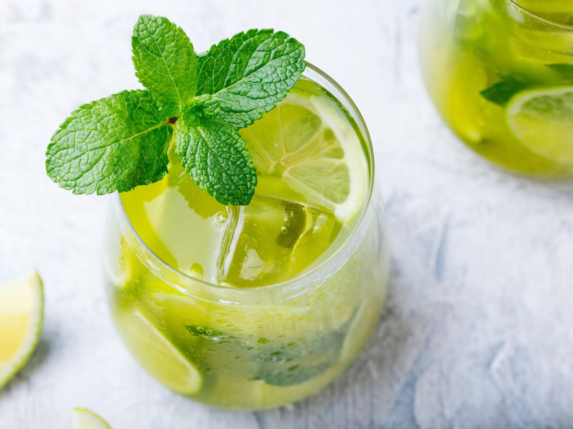 Eistee mit Limetten und Pfefferminze selber machen