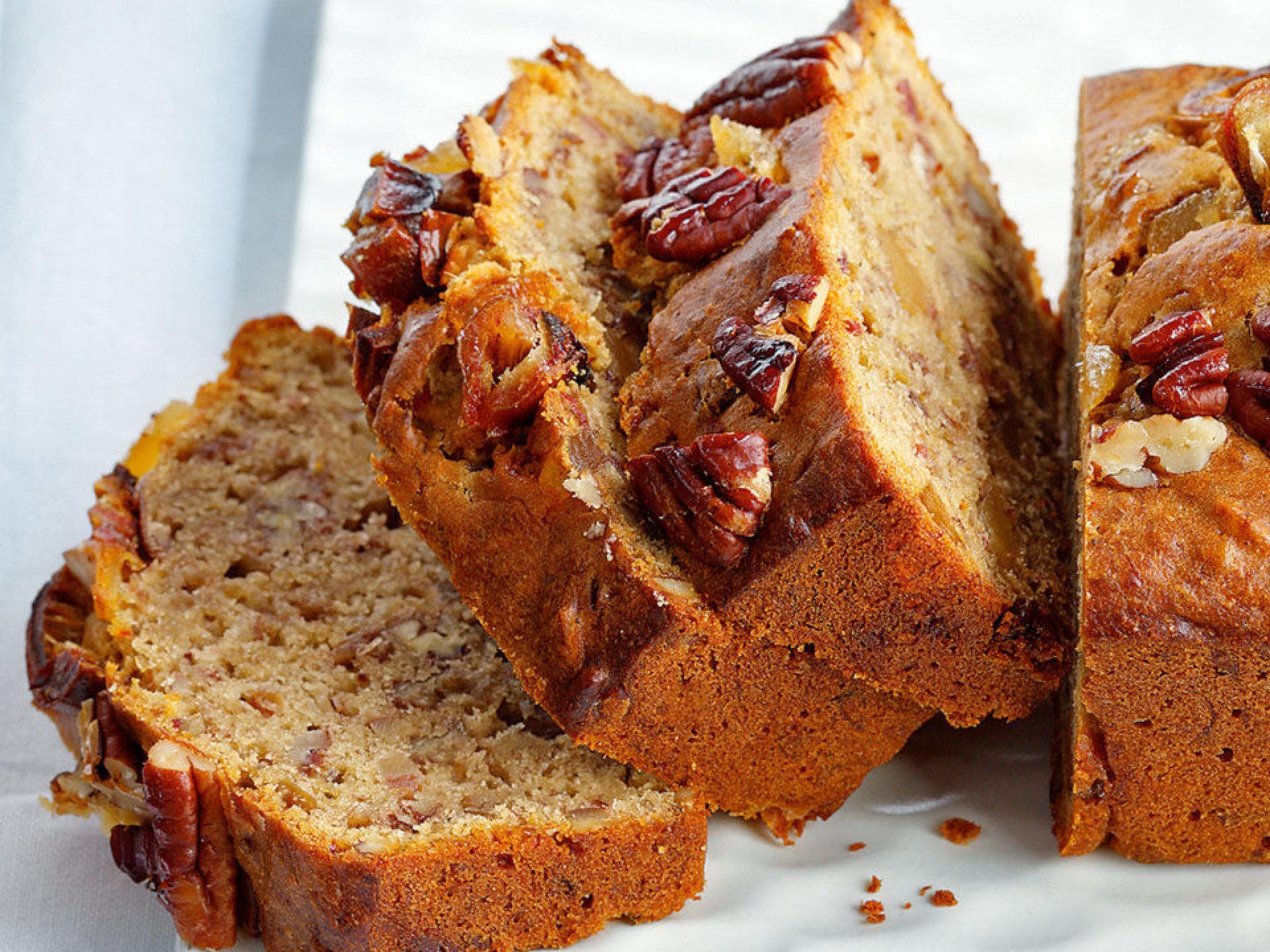 Bananenbrot-mit-Nüssen Bananenbrot mit Nüssen auf einem Teller