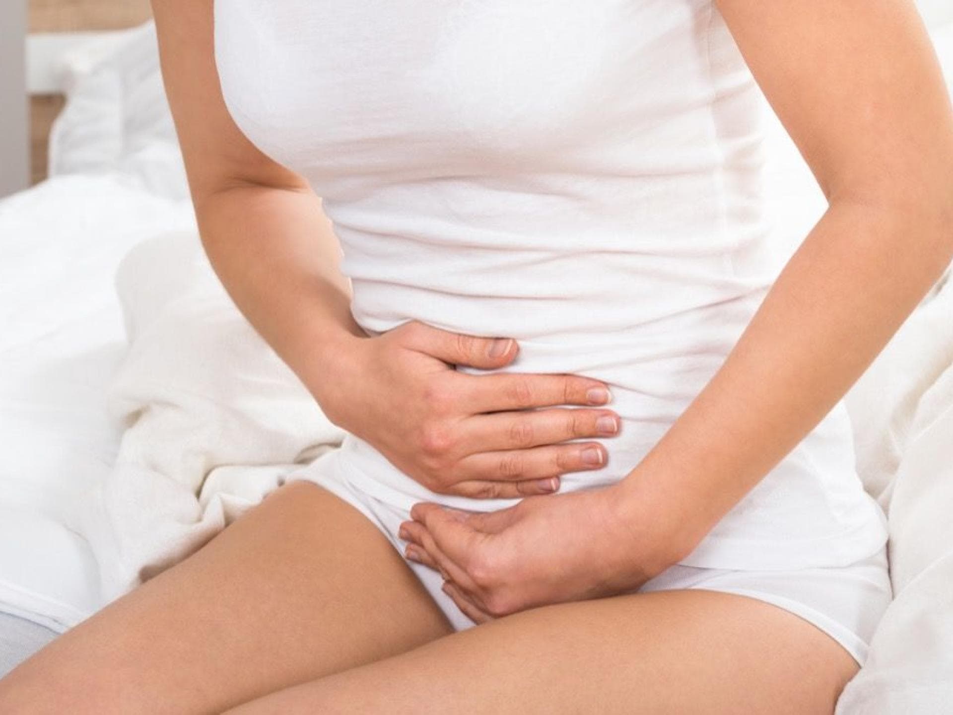Hand-vorm-Bauch Magenschmerzen sind lästig und nicht schön.