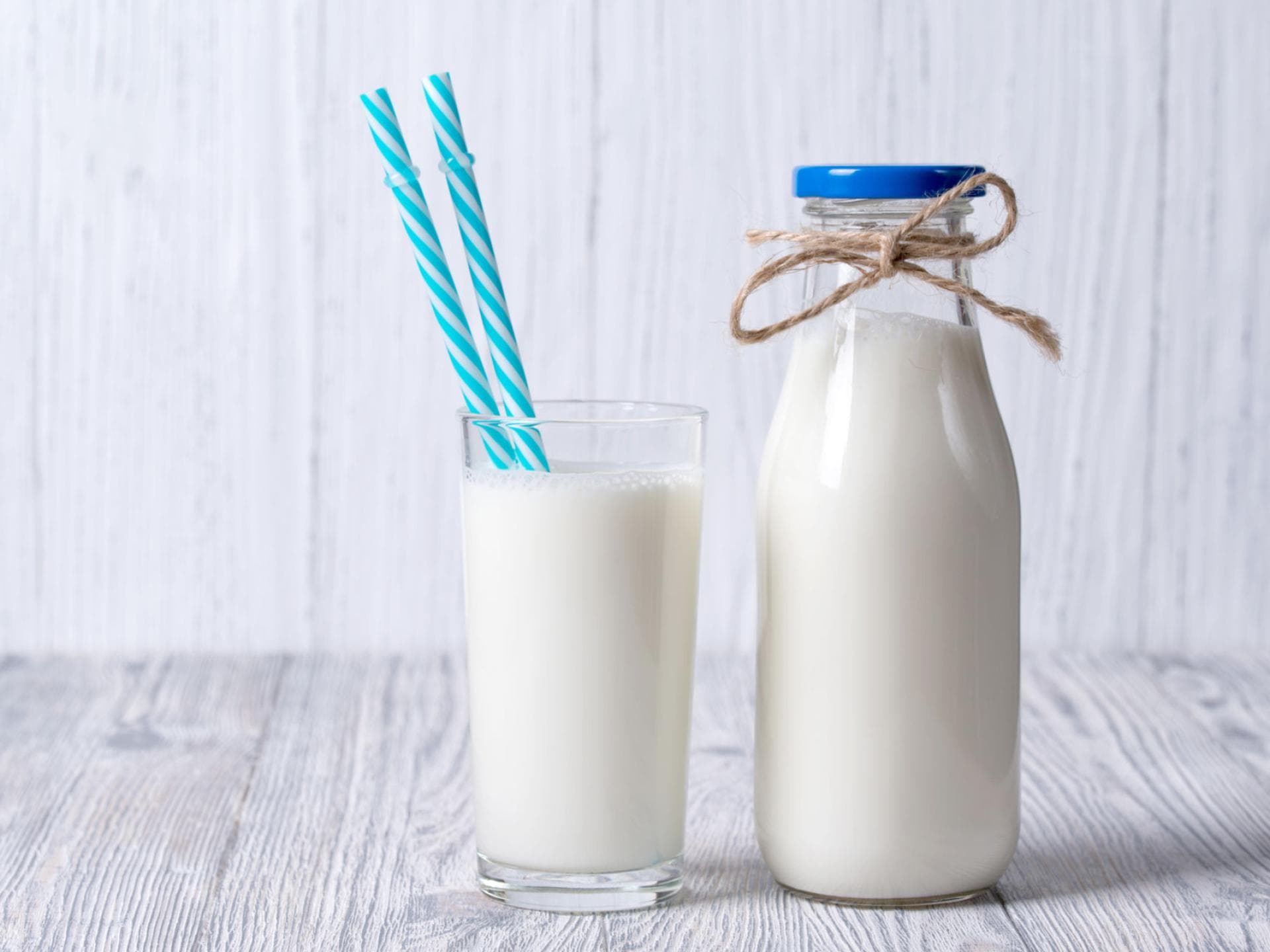 Flasche und Glas mit Milch gefüllt Flasche und Glas mit Milch gefüllt