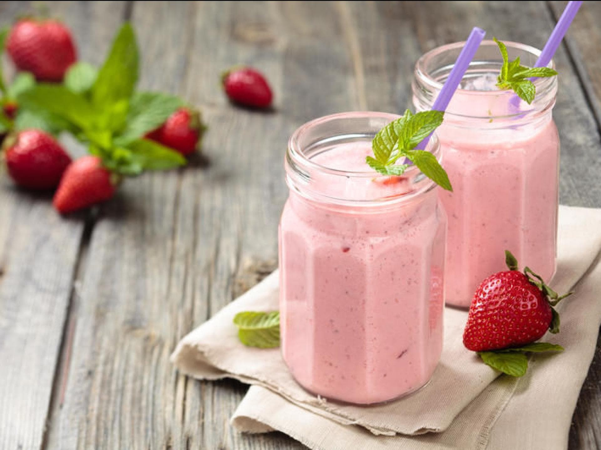 Erdbeer-Smoothie in Gläsern mit Strohhalm