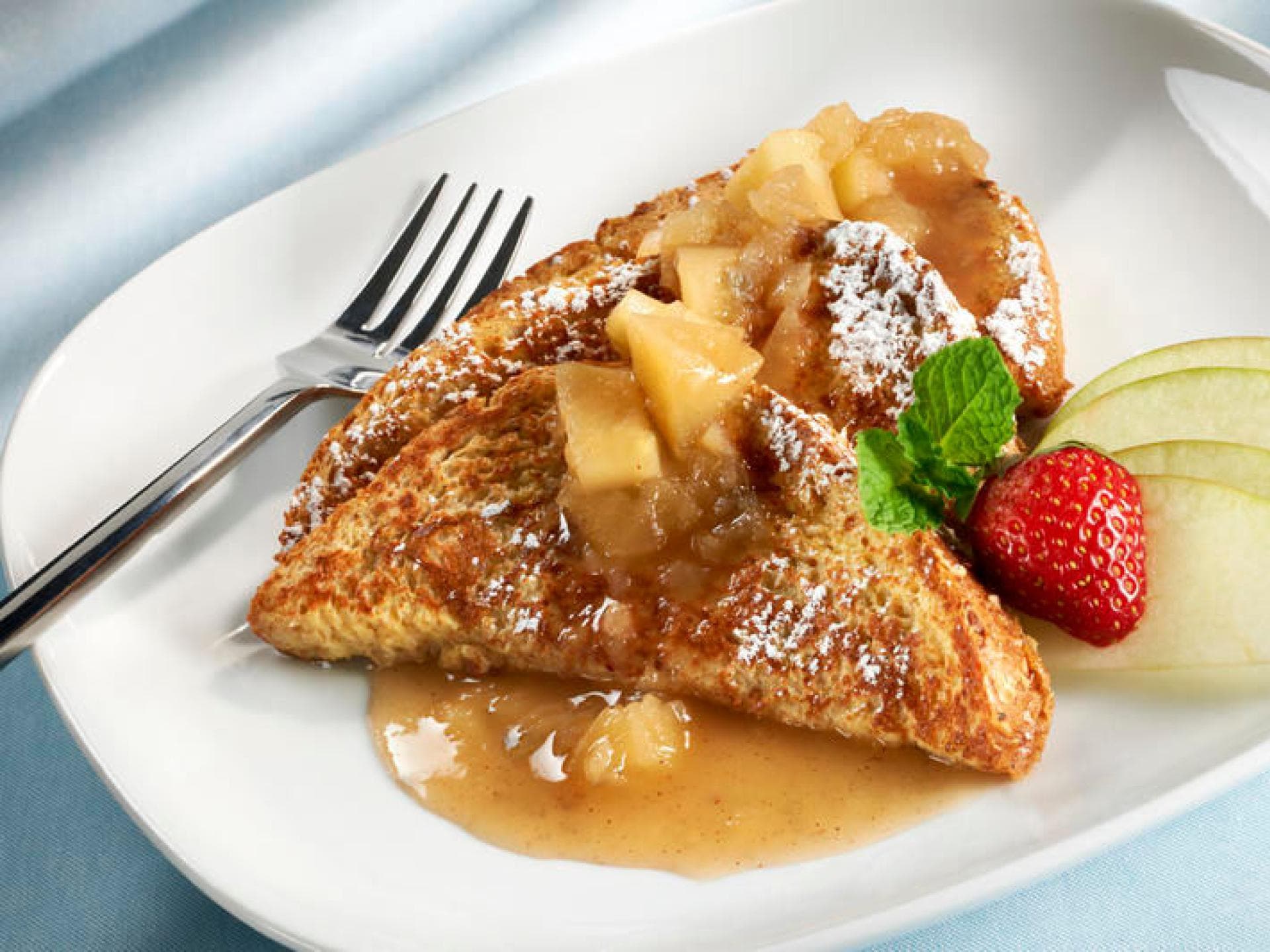 French-Toast French Toast mit Früchten auf einem Teller