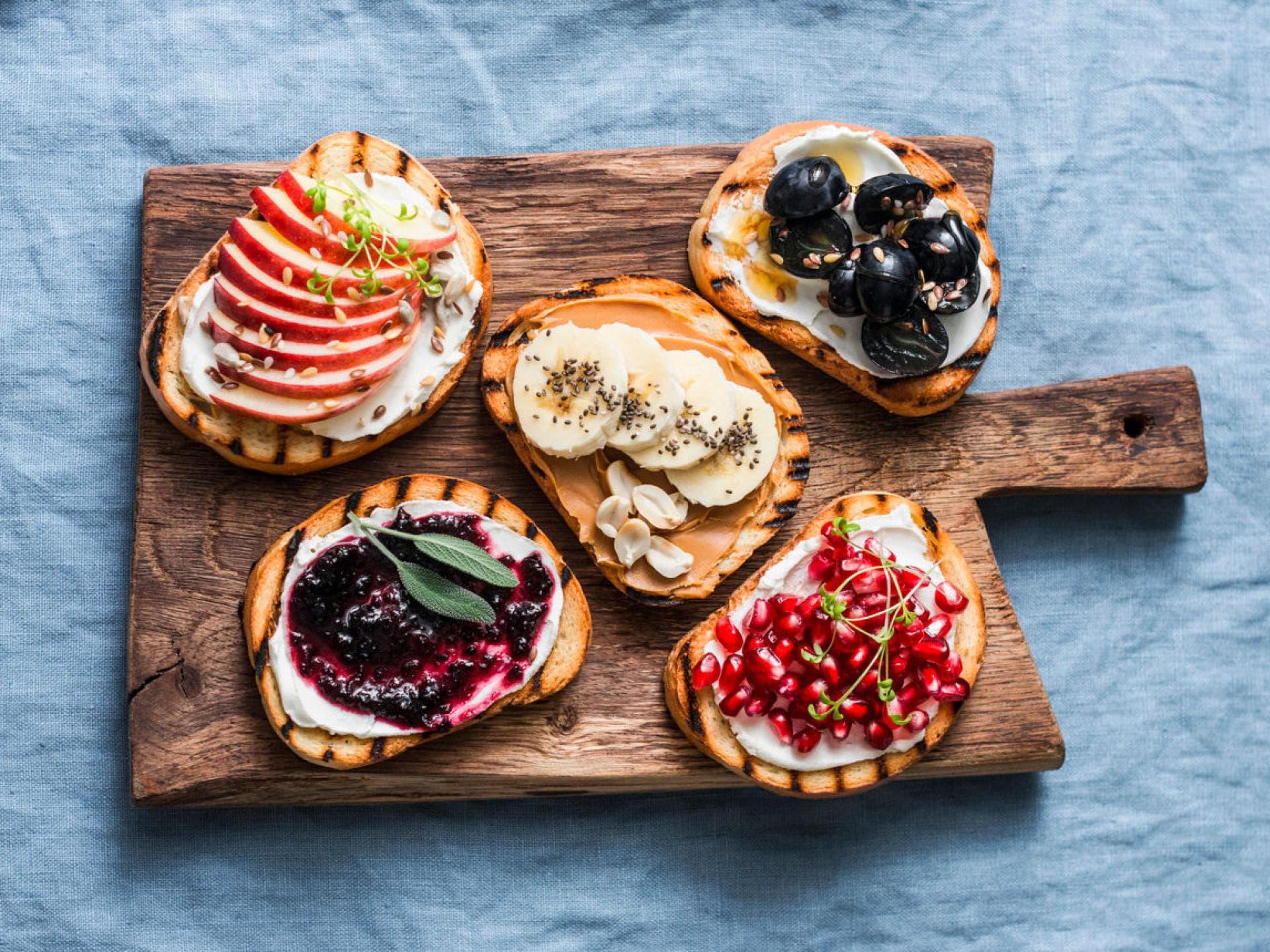 Toast-mit-Obst Brot mit Obst auf einem Holzbrett