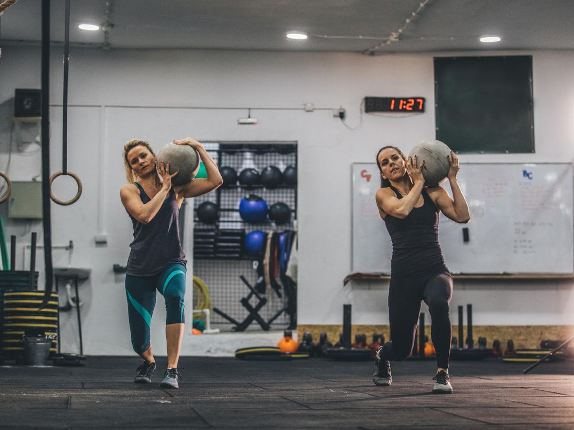 Zwei Frauen beim Crossfit