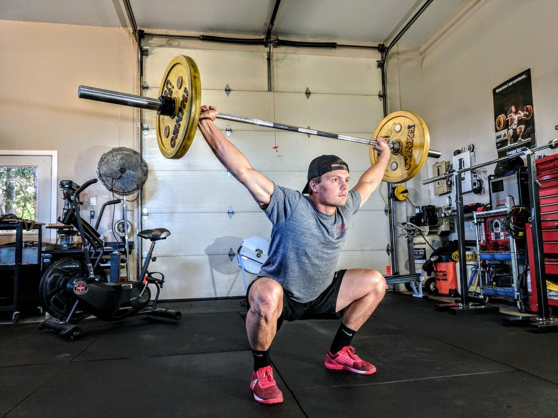 Junger Mann macht einen Snatch
