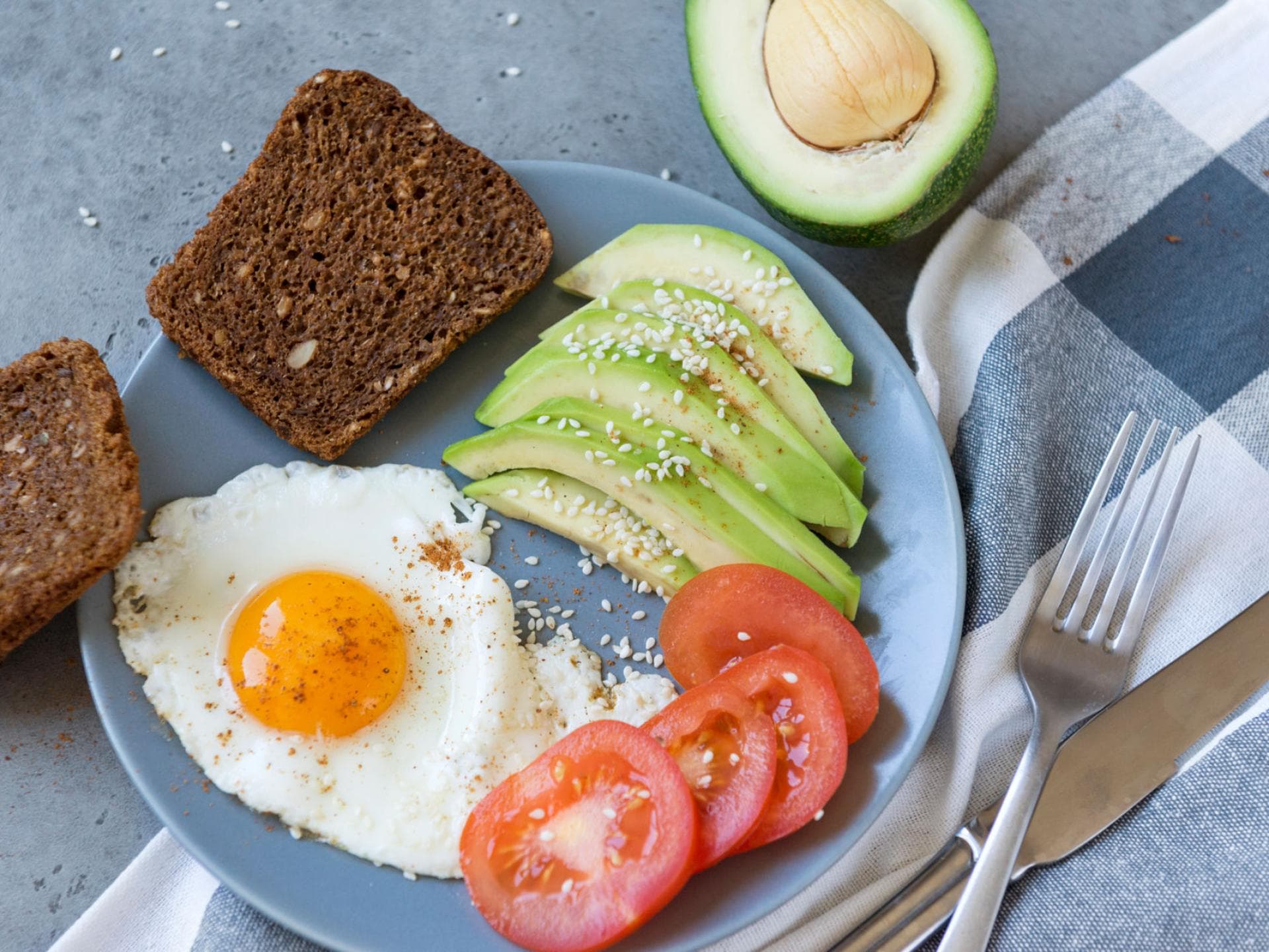 Vollkornbrot, Eier, Tomate und Avocado auf Teller