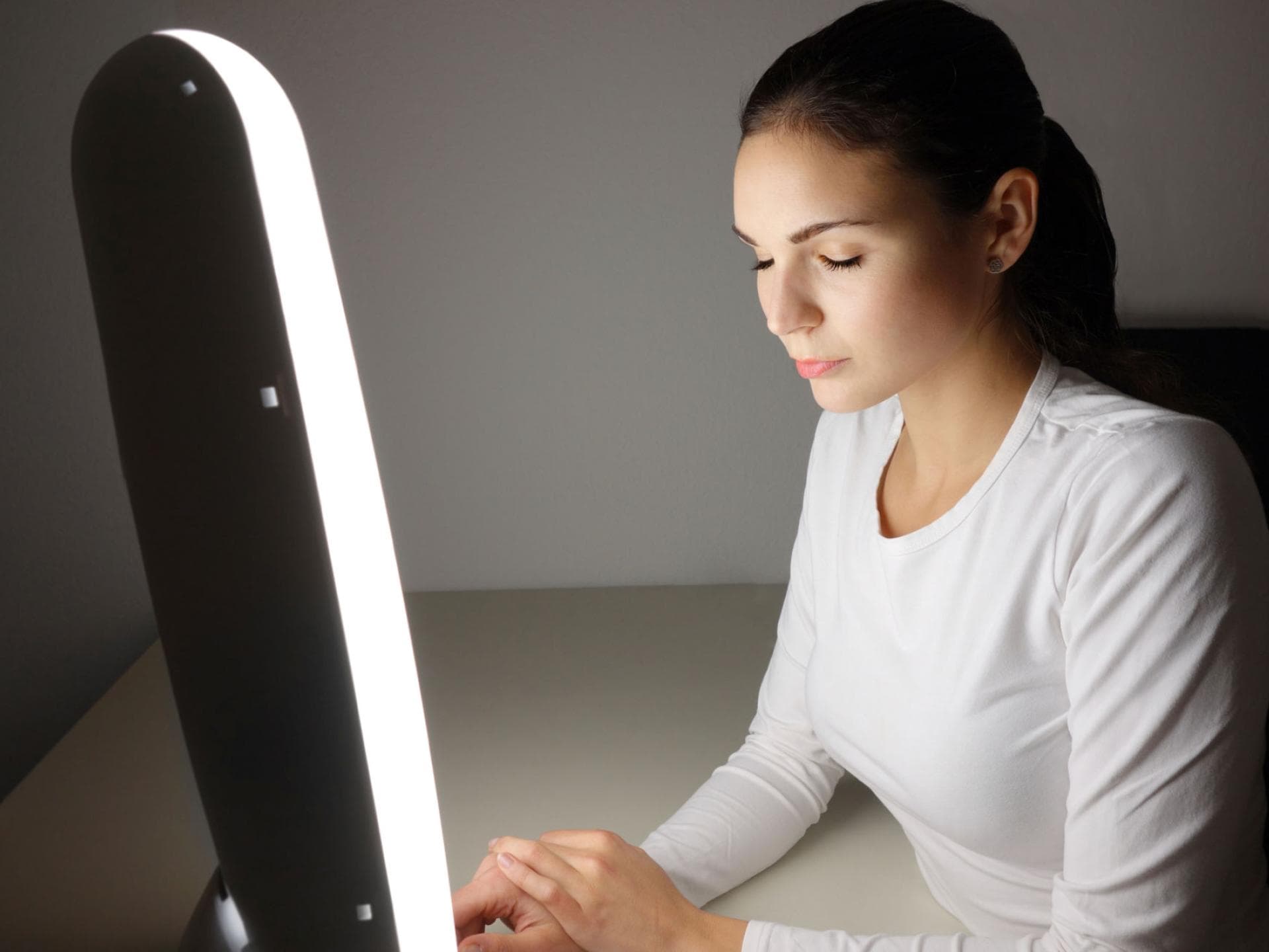 Lichttherapie Frau vor Lichtlampe