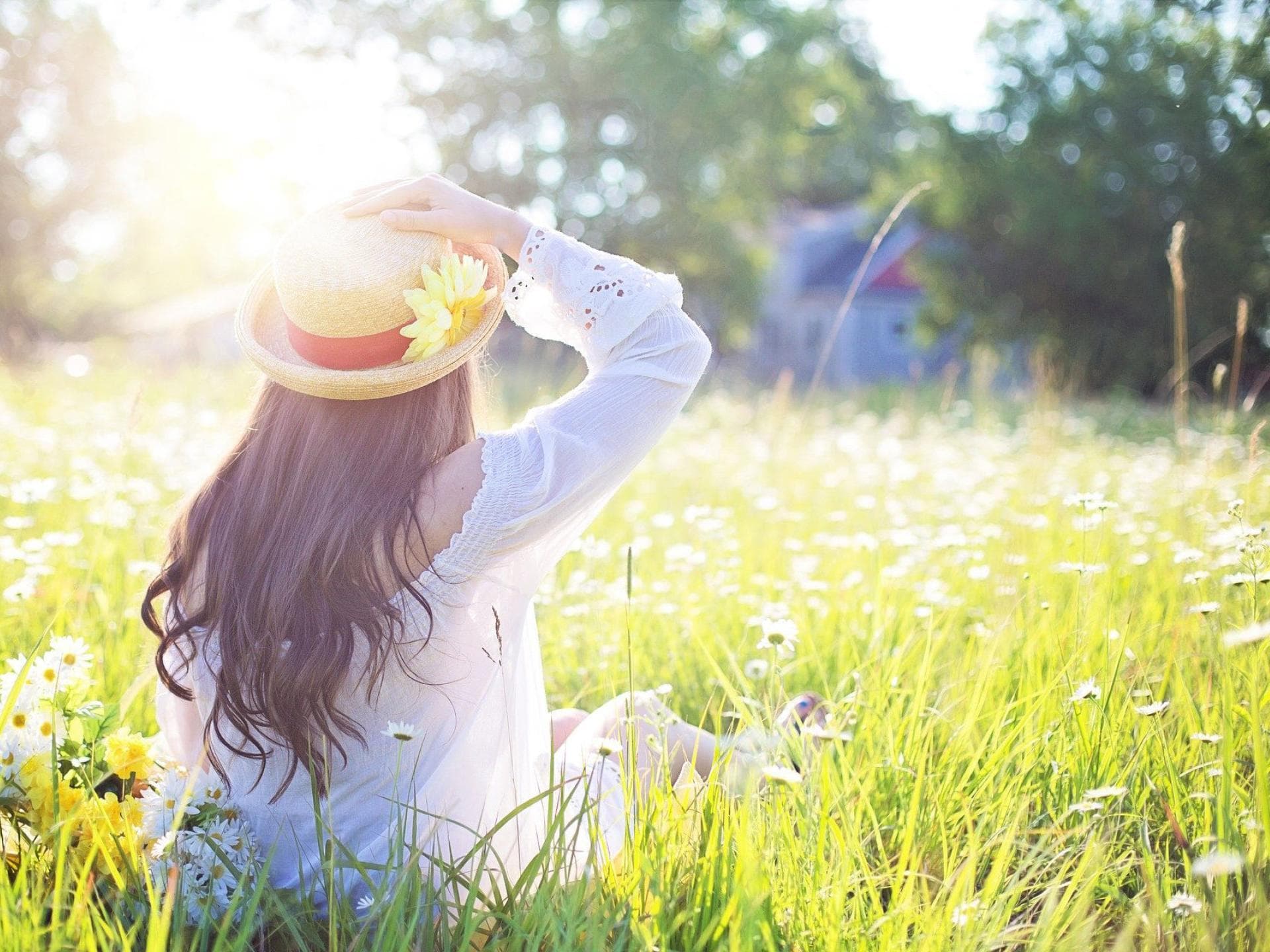 Frau sitzt auf Wiese im Frühling