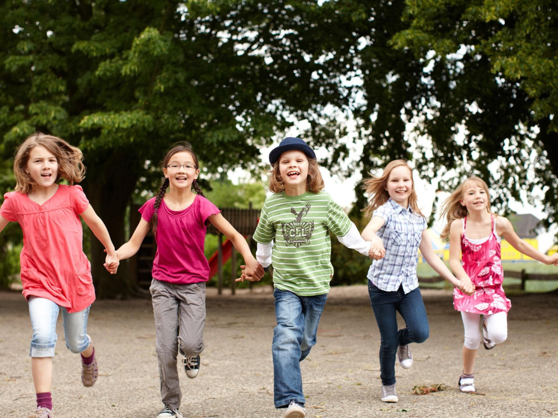 Kinder spielen draußen
