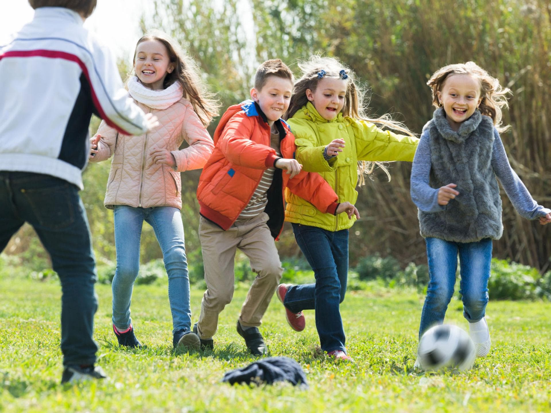 Kinder spielen draußen