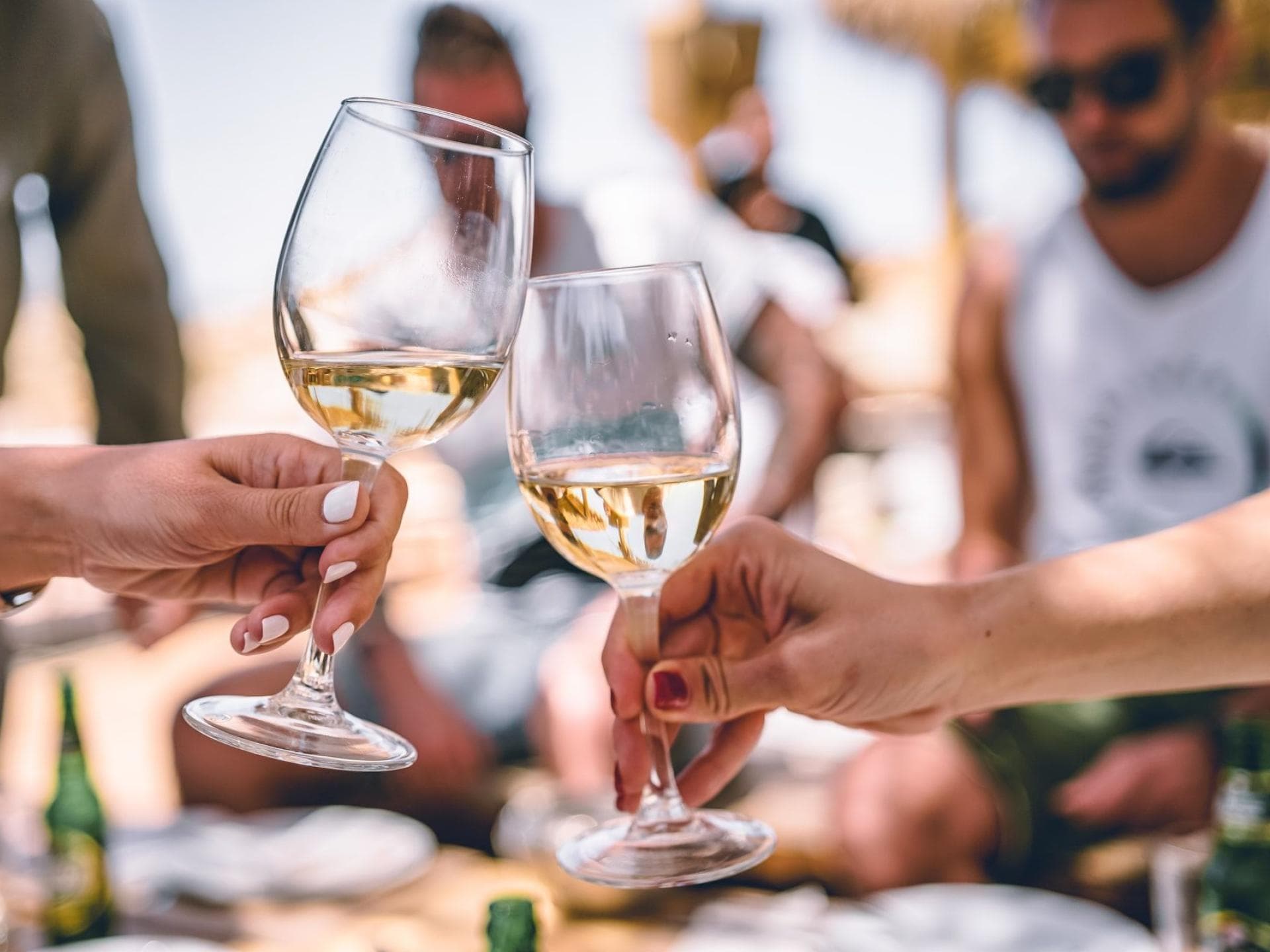 Alkohol ist ein Nervengift, das das Gehirn und das Gedächtnis beeinträchtigen kann. Anstoßen mit zwei Gläsern