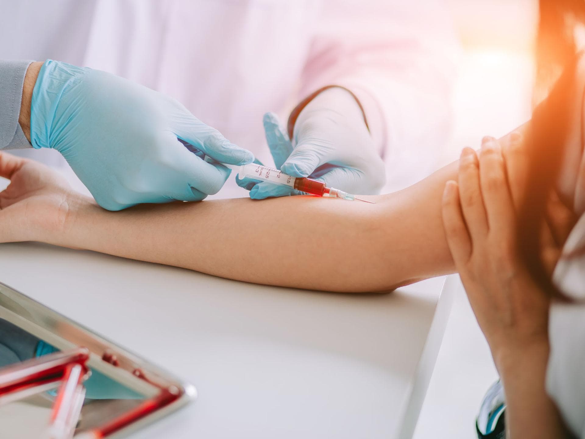 Frau wird Blut abgenommen